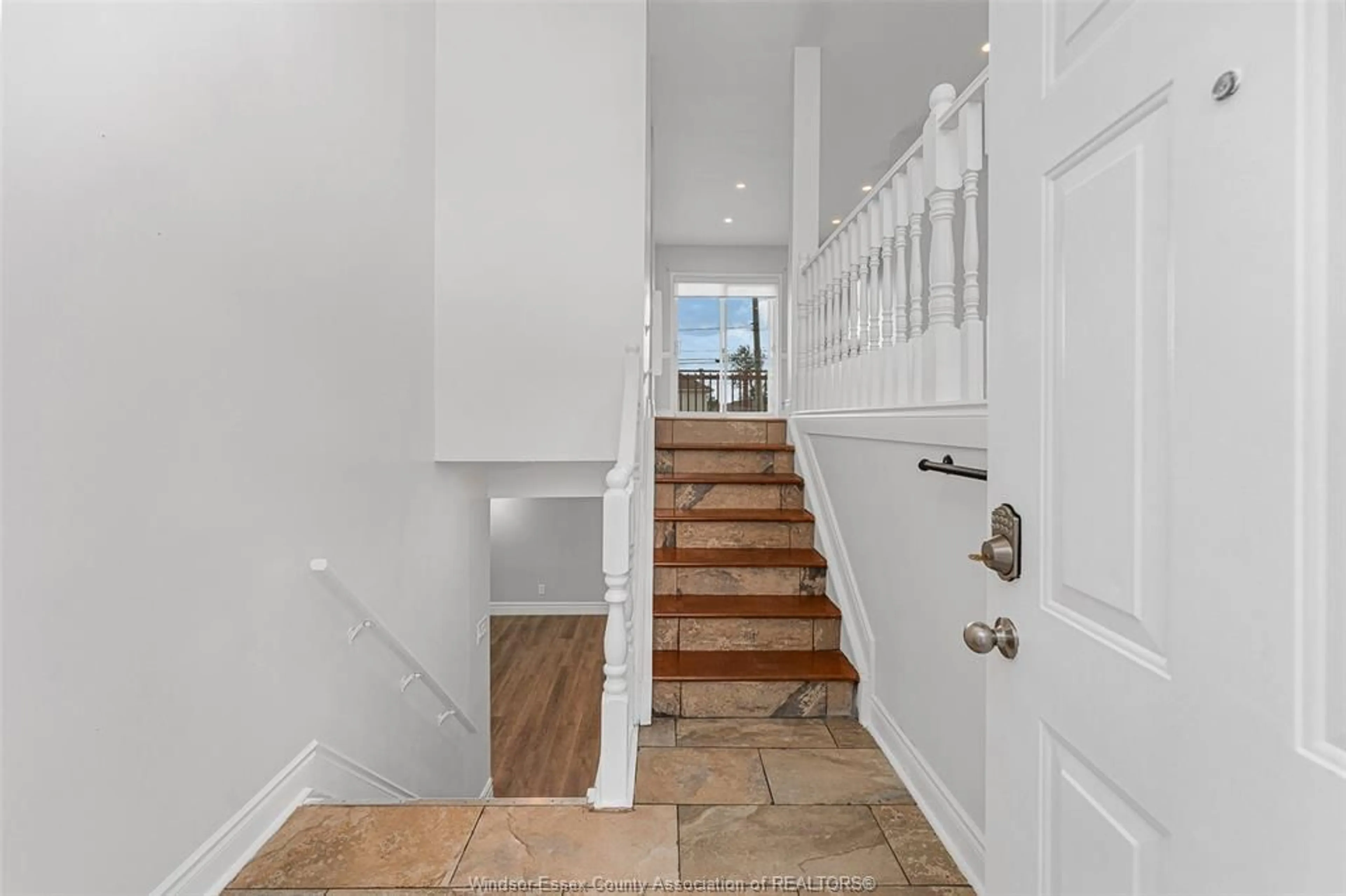Indoor entryway for 1901 Longfellow Ave, Windsor Ontario N9B 3J5