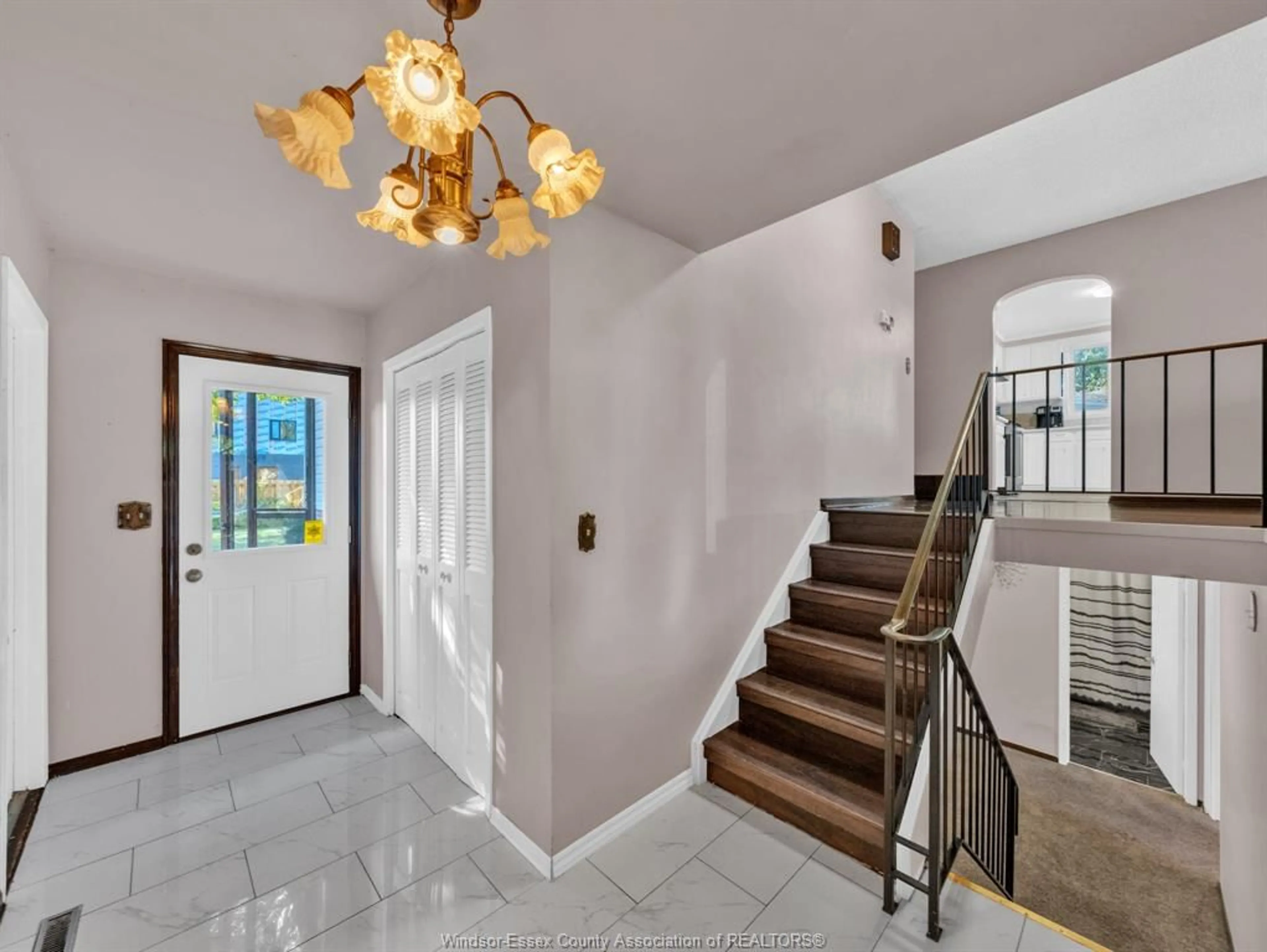 Indoor foyer for 27 Bruce Ave, Leamington Ontario N8H 4C4