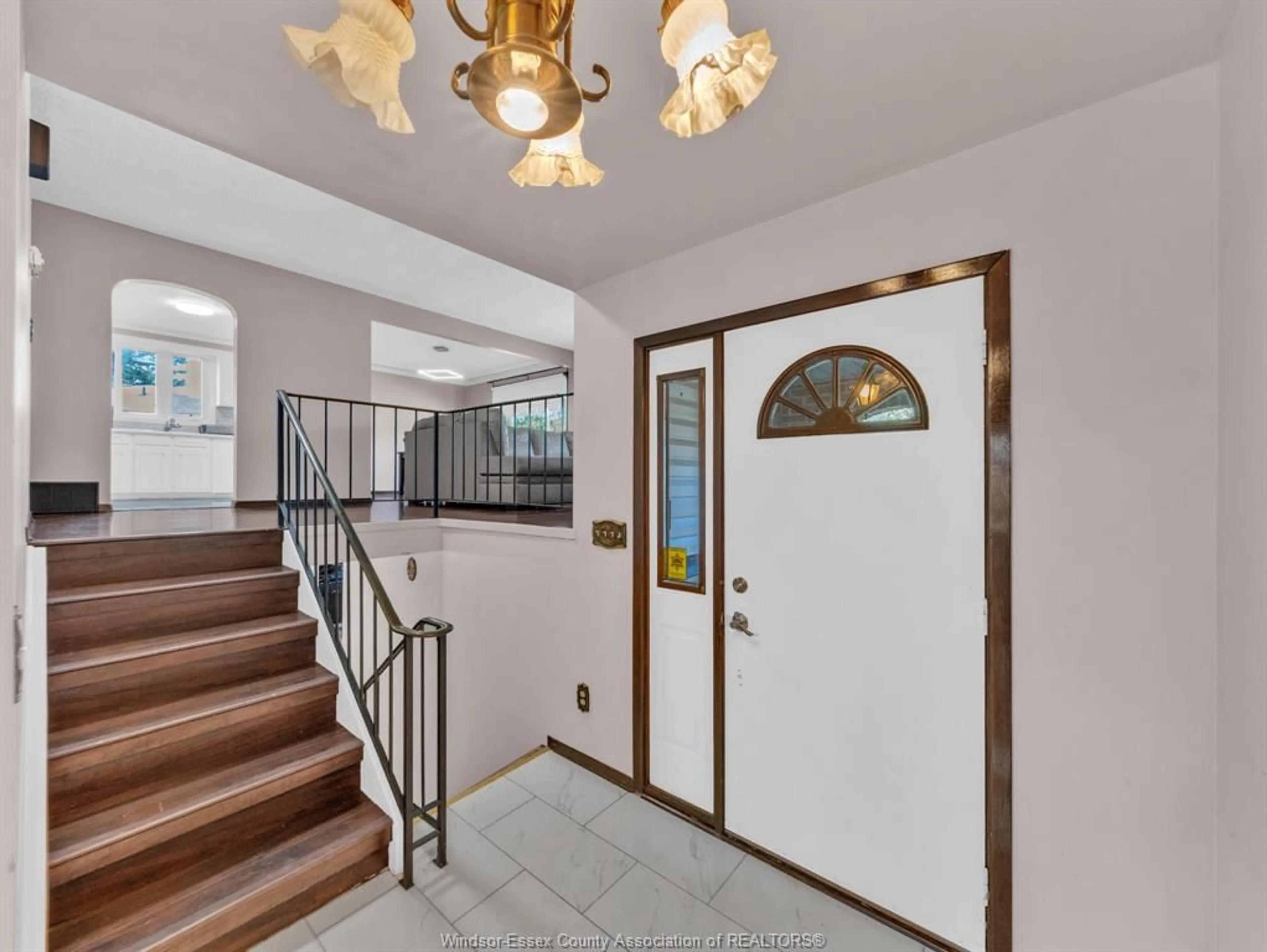 Indoor foyer for 27 Bruce Ave, Leamington Ontario N8H 4C4