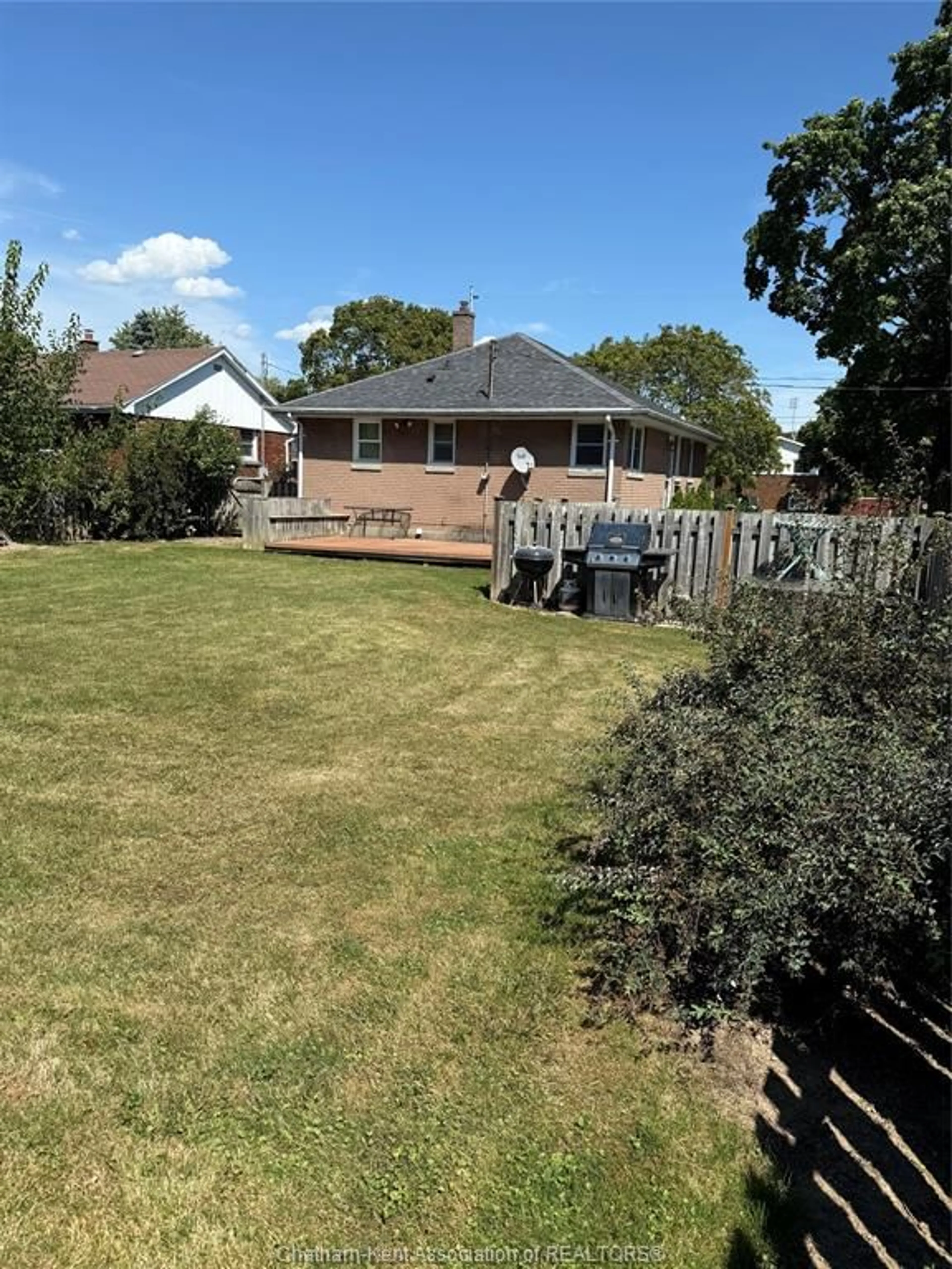 A pic from outside/outdoor area/front of a property/back of a property/a pic from drone, street for 48 Simonton Dr, Chatham Ontario N7M 5C6