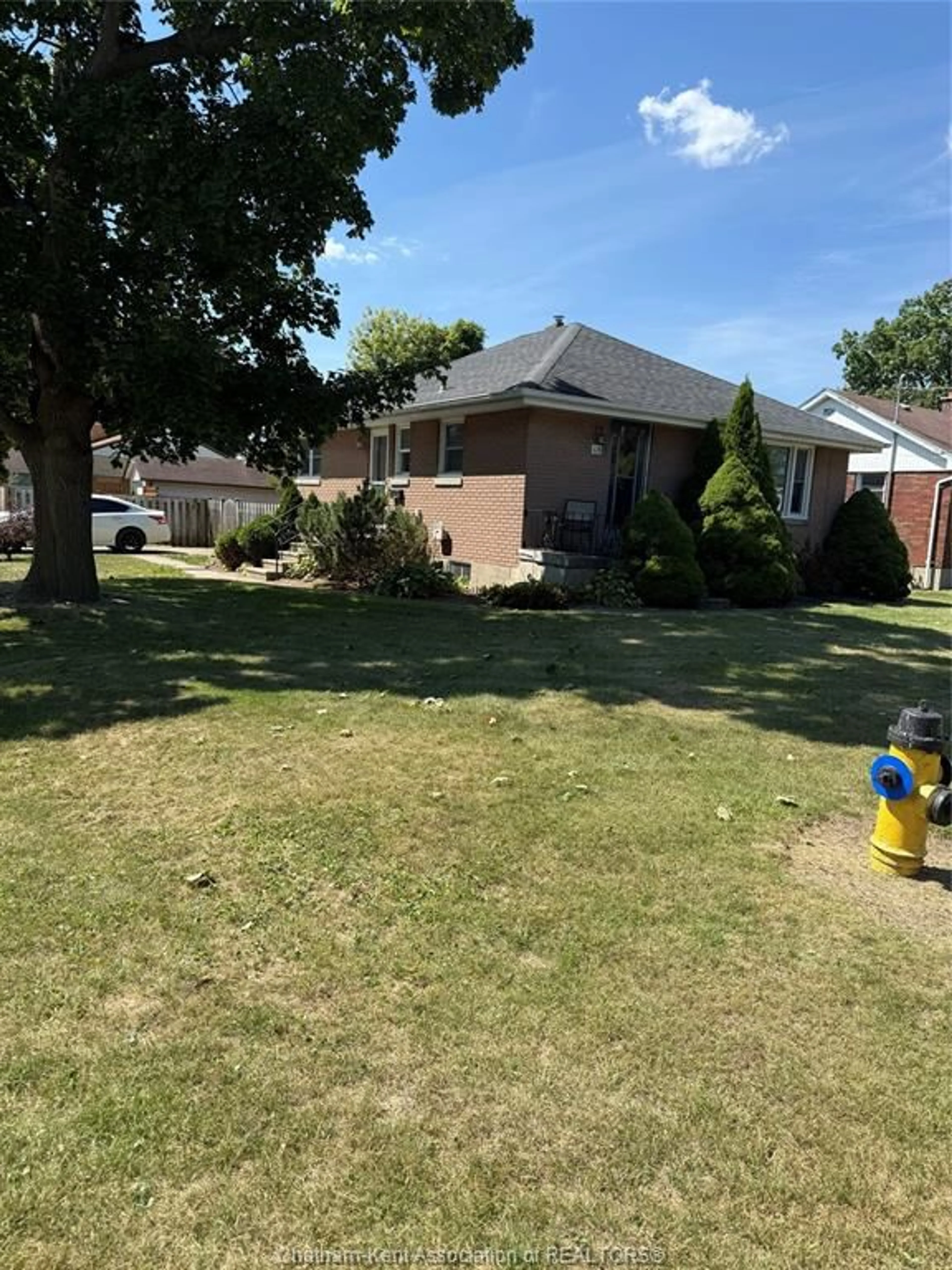 A pic from outside/outdoor area/front of a property/back of a property/a pic from drone, street for 48 Simonton Dr, Chatham Ontario N7M 5C6