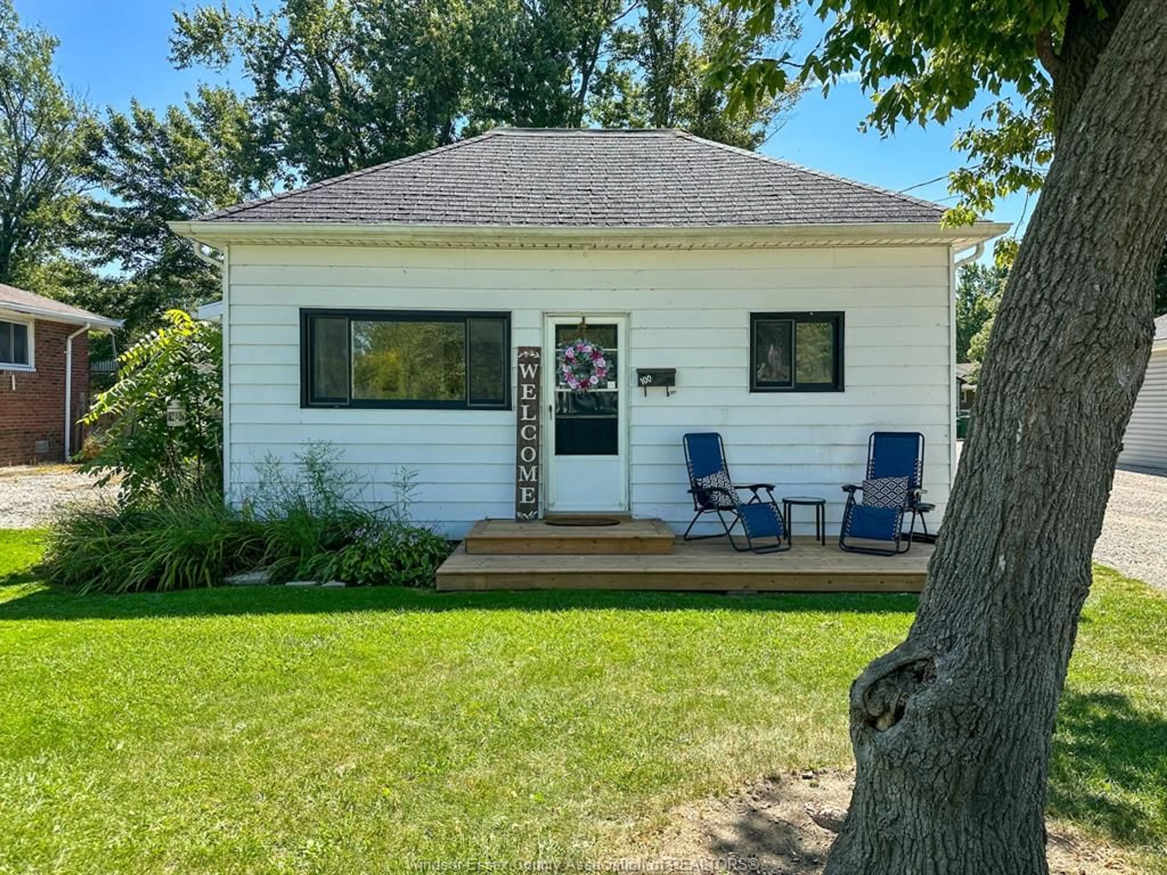Home with vinyl exterior material, water/lake/river/ocean view for 100 WILSON Ave, Essex Ontario N8M 2M2