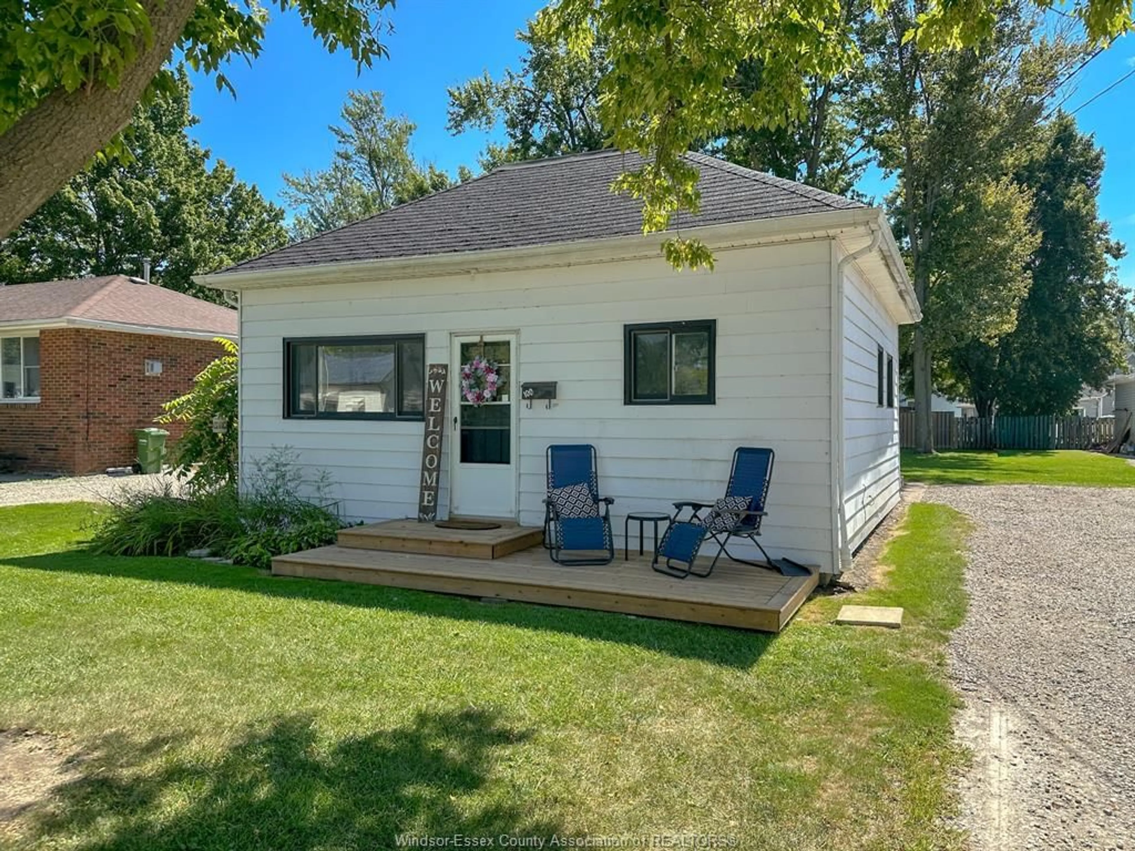 Home with vinyl exterior material, street for 100 WILSON Ave, Essex Ontario N8M 2M2