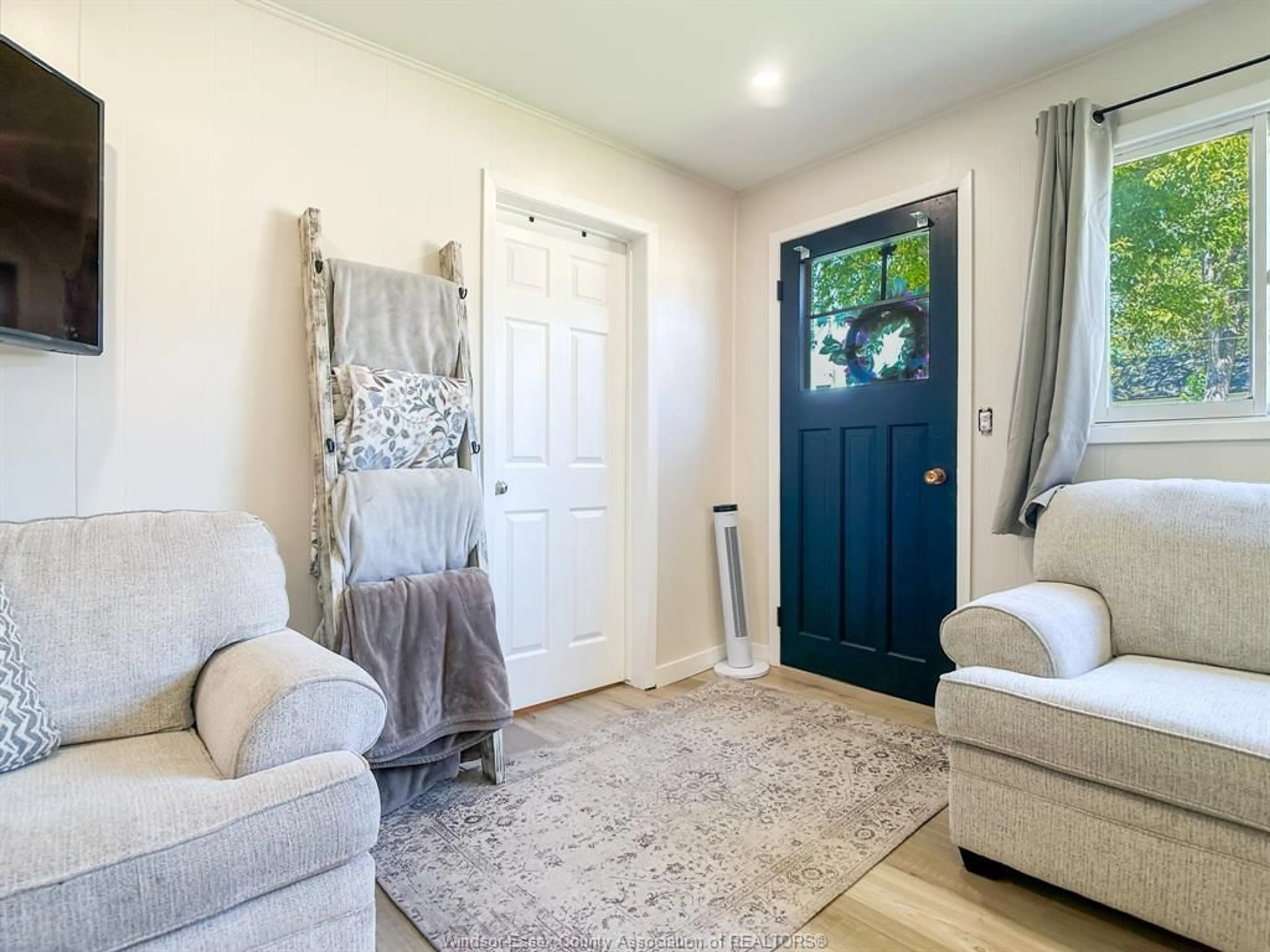 Indoor entryway for 100 WILSON Ave, Essex Ontario N8M 2M2