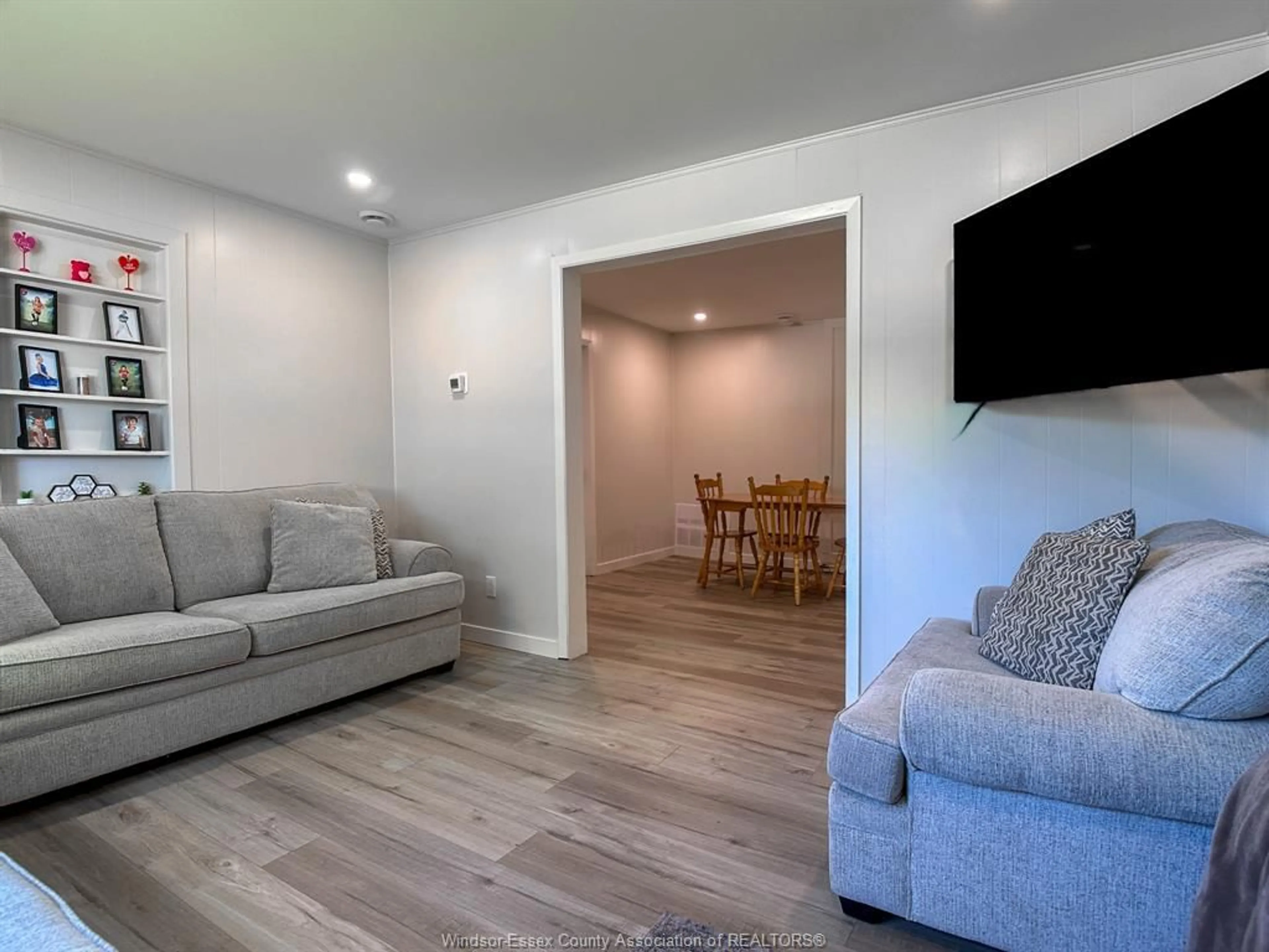 Living room with furniture, wood/laminate floor for 100 WILSON Ave, Essex Ontario N8M 2M2