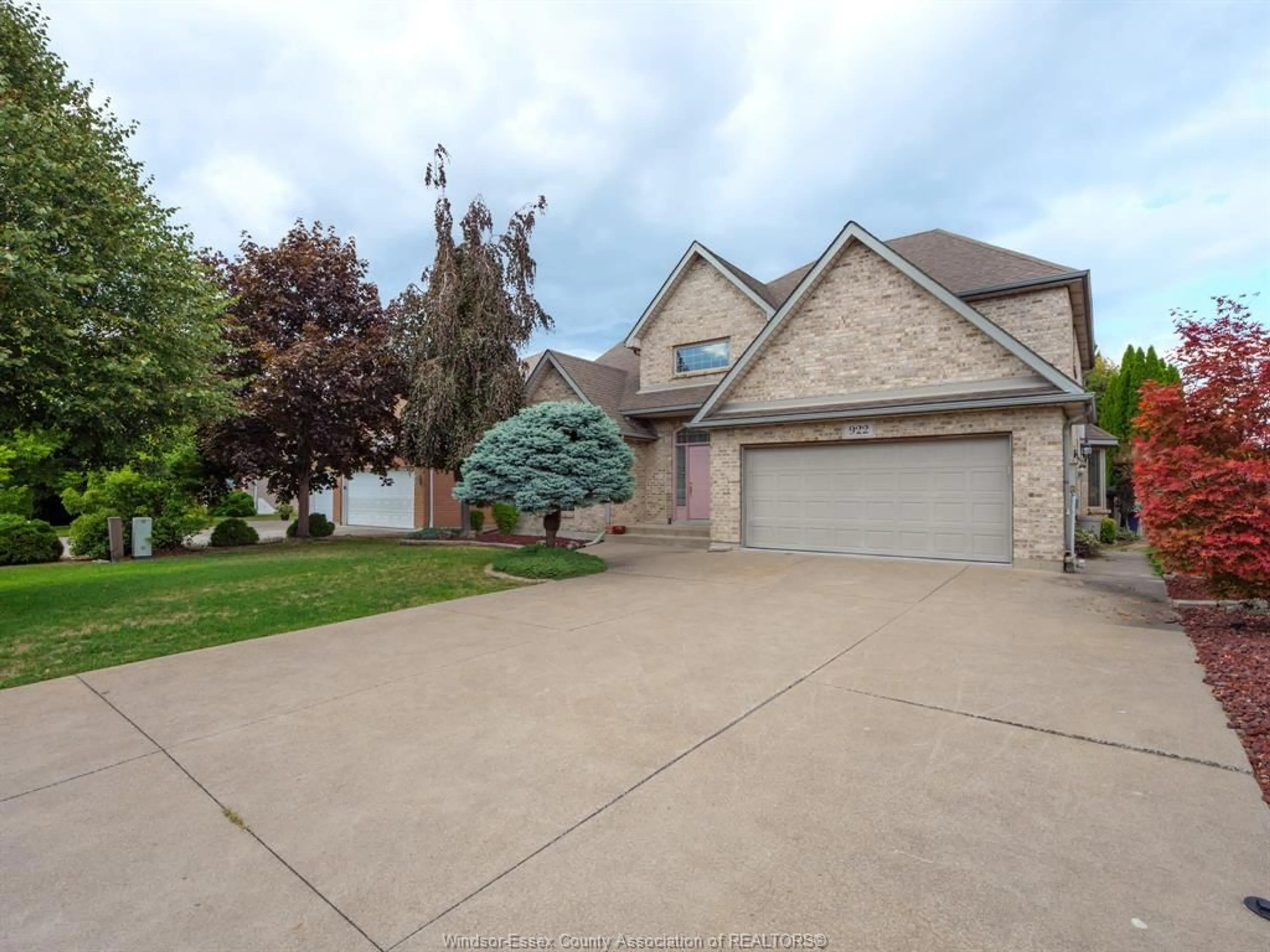 A pic from outside/outdoor area/front of a property/back of a property/a pic from drone, street for 922 LAKE SHORE Dr, Windsor Ontario N9G 2R2