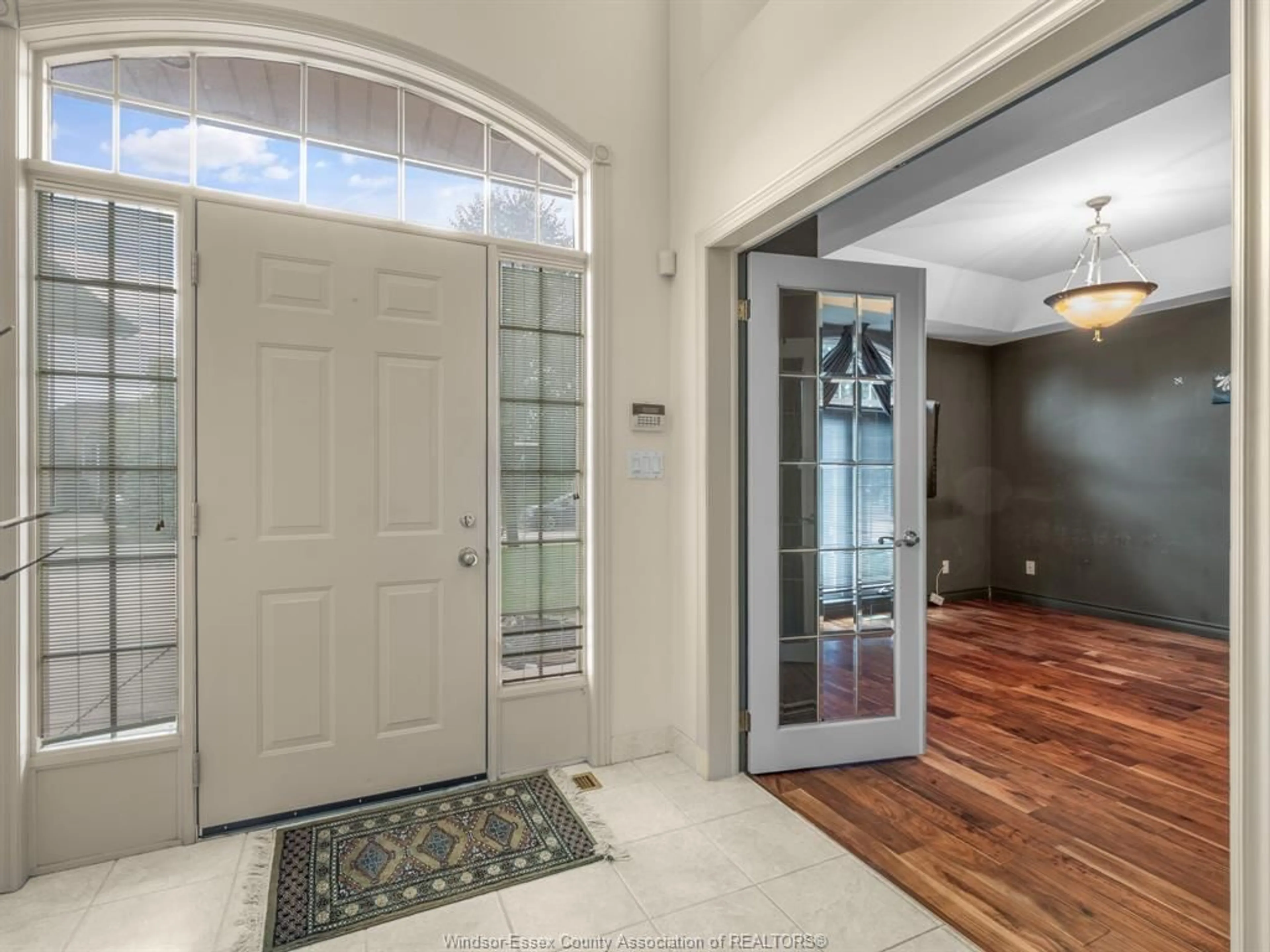 Indoor entryway for 922 LAKE SHORE Dr, Windsor Ontario N9G 2R2