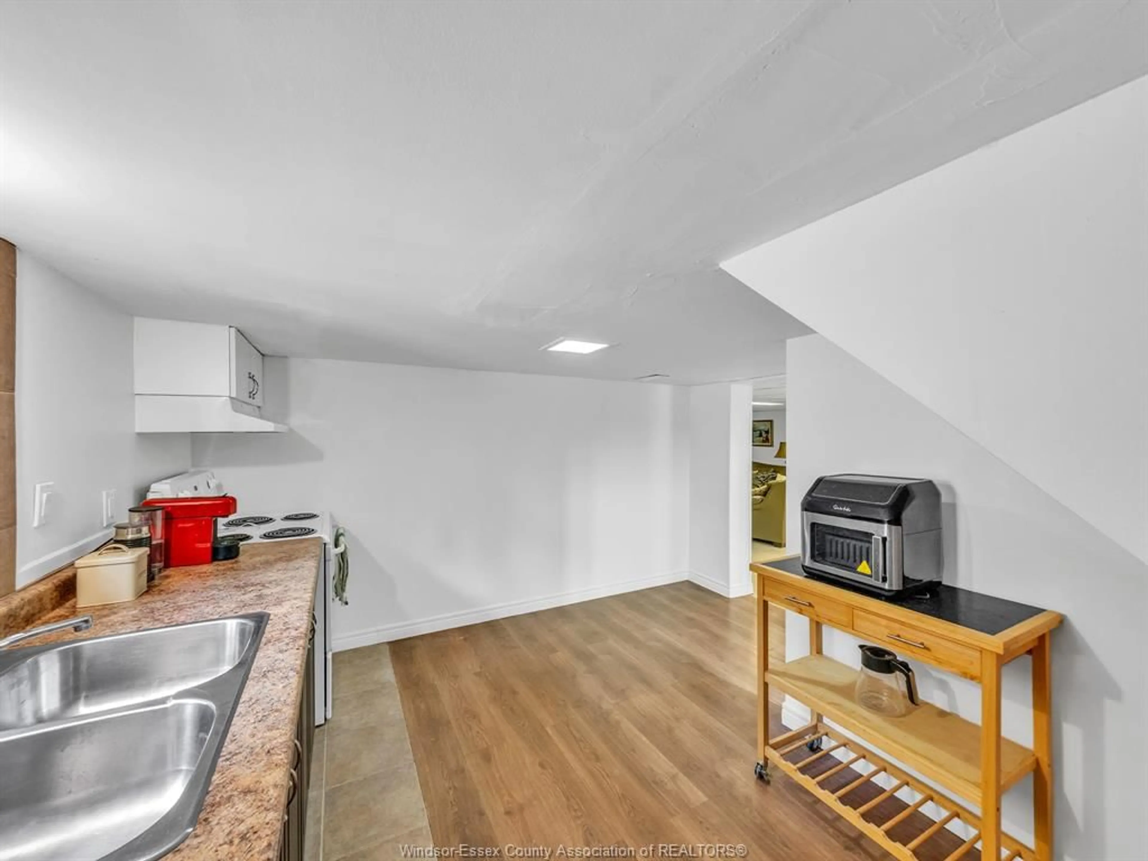 Standard kitchen, unknown for 542 CONCESSION RD 2, Amherstburg Ontario N9V 3E3
