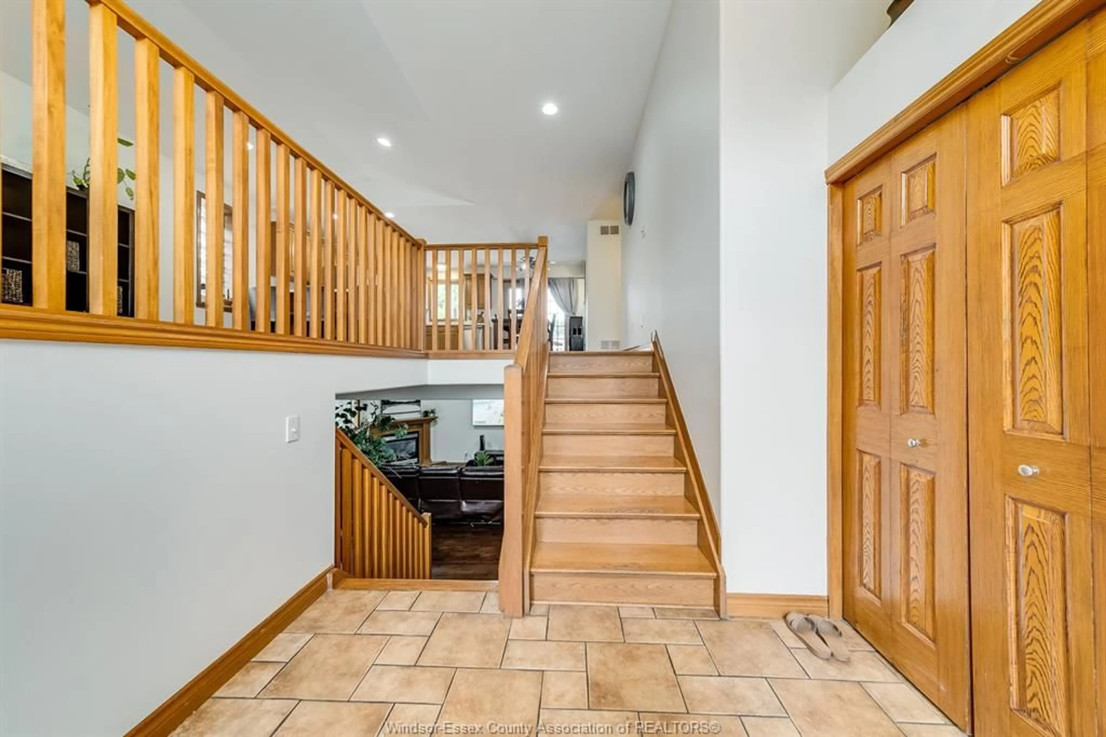 Indoor foyer for 229 GIGNAC Cres, LaSalle Ontario N9J 3S4