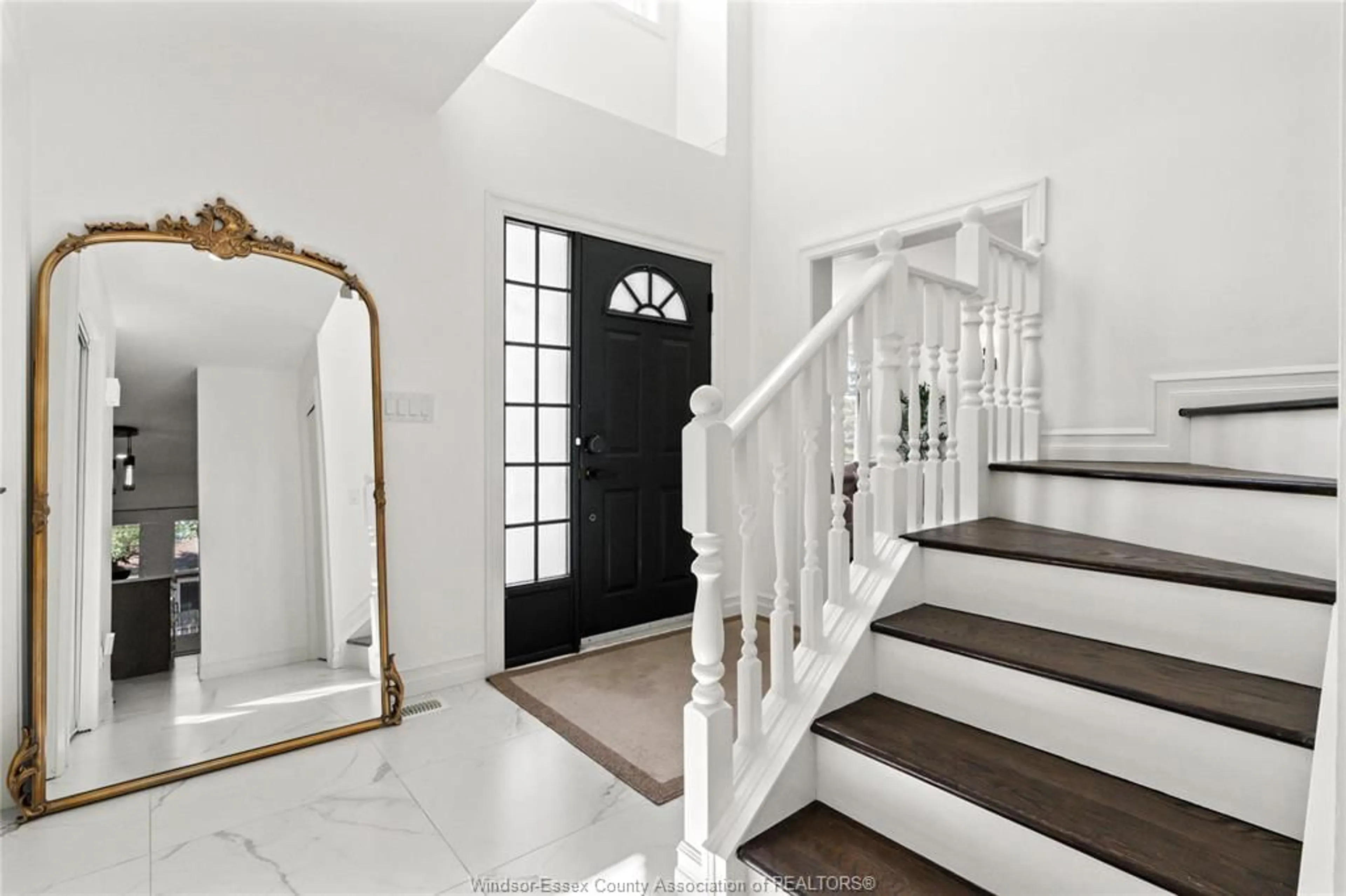 Indoor foyer for 206 WILLOW Dr, LaSalle Ontario N9J 1W6