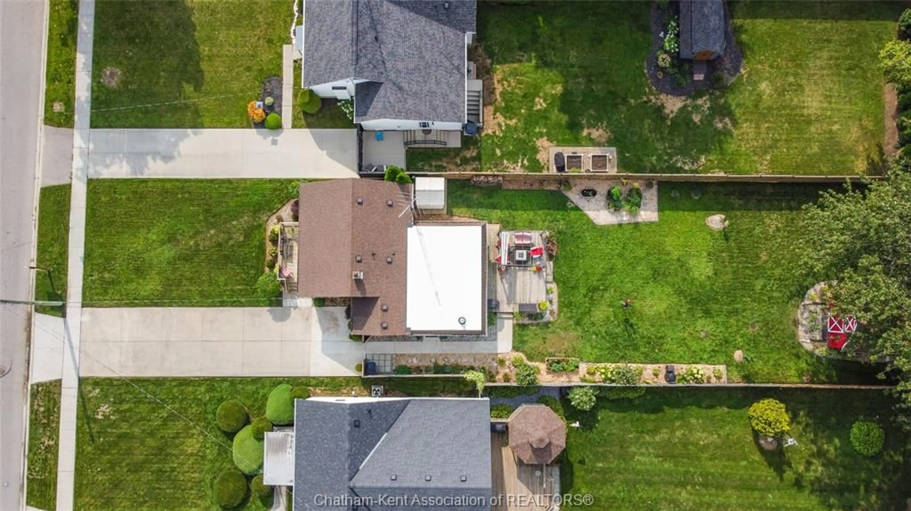 A pic from outside/outdoor area/front of a property/back of a property/a pic from drone, street for 258 Delaware Ave, Chatham Ontario N7L 2W6