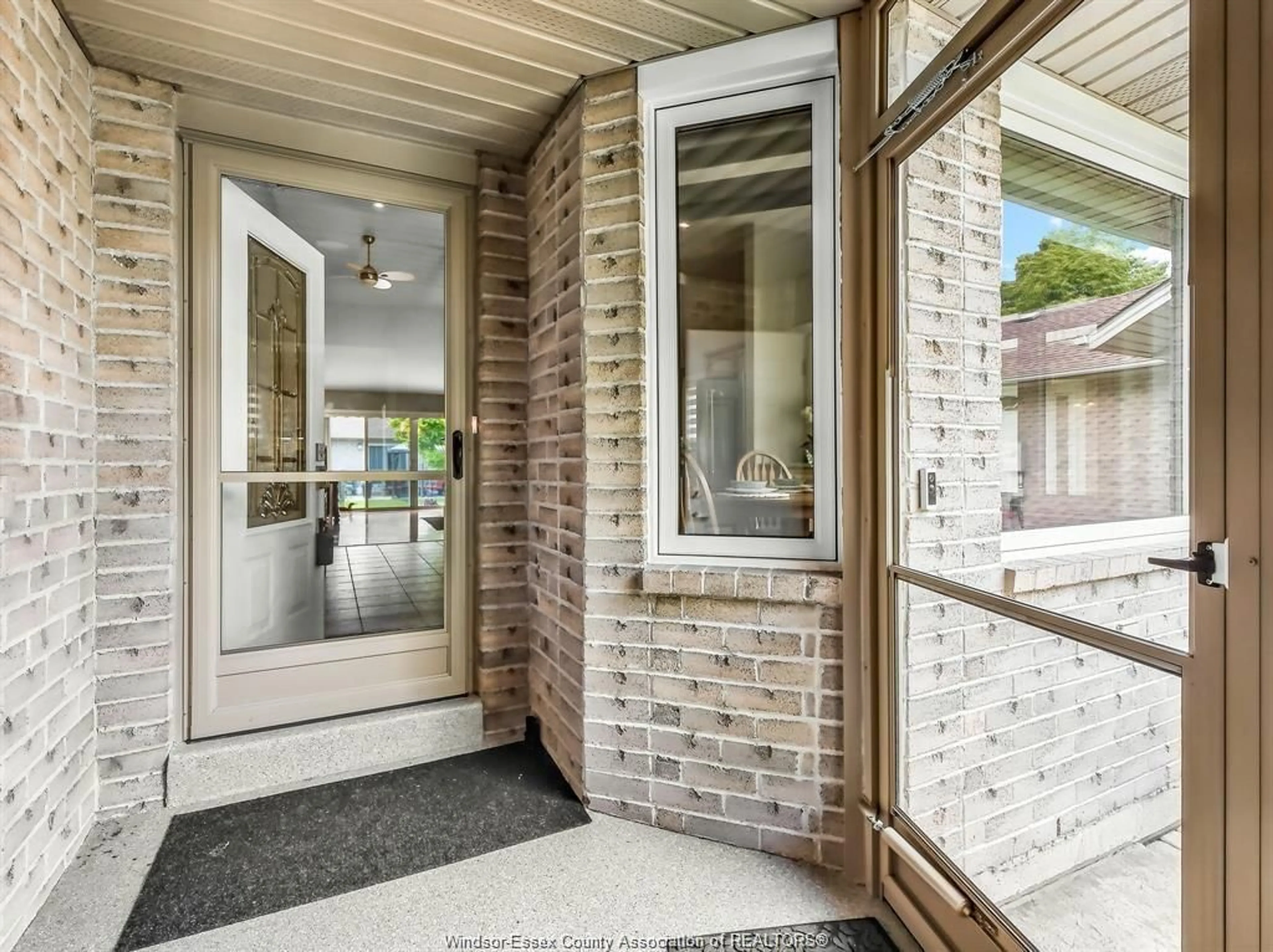 Indoor entryway for 1857 BLUE HERON, Windsor Ontario N8P 1P6