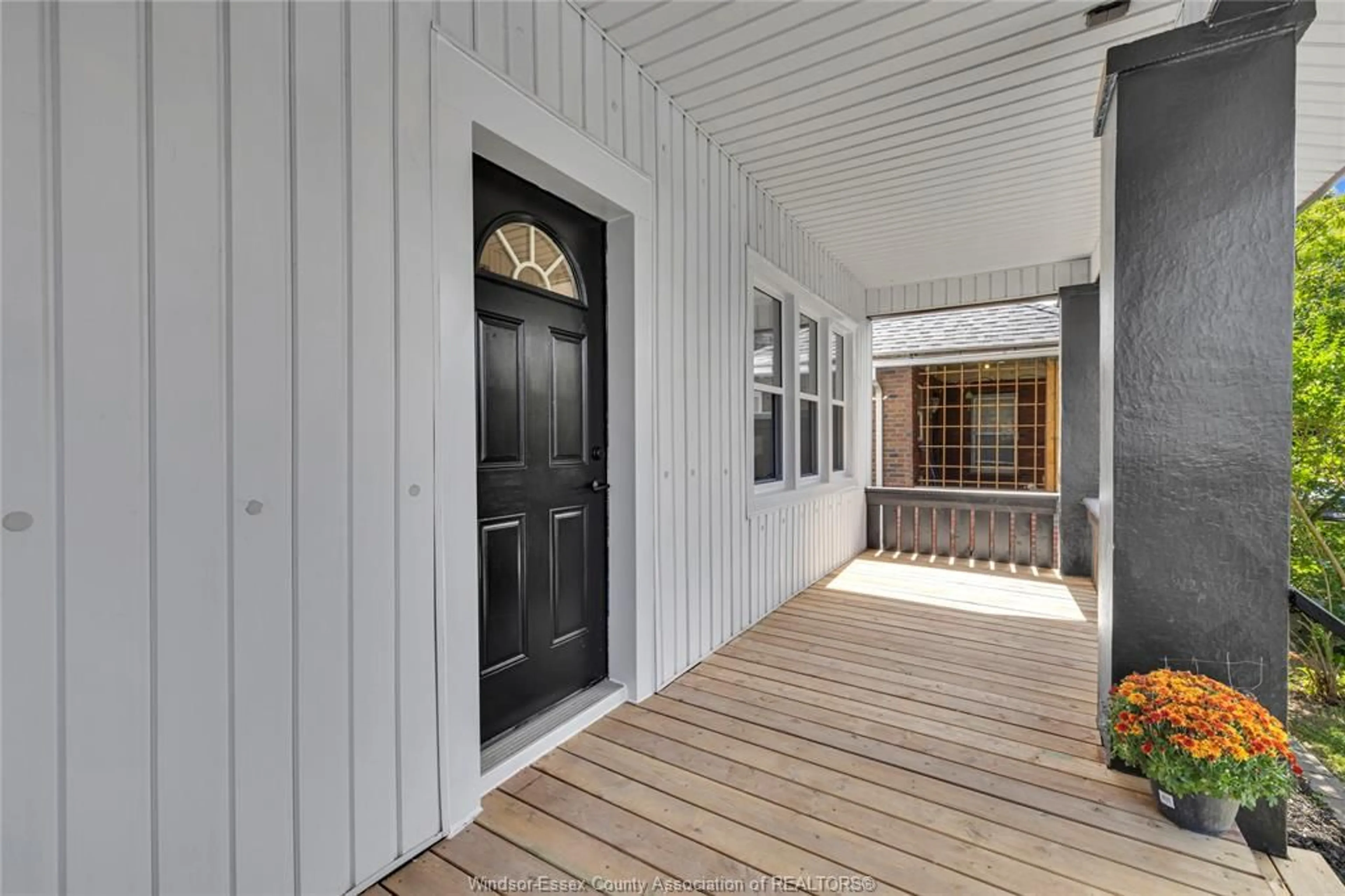 Indoor entryway for 1332 DOUGALL, Windsor Ontario N8X 1R5