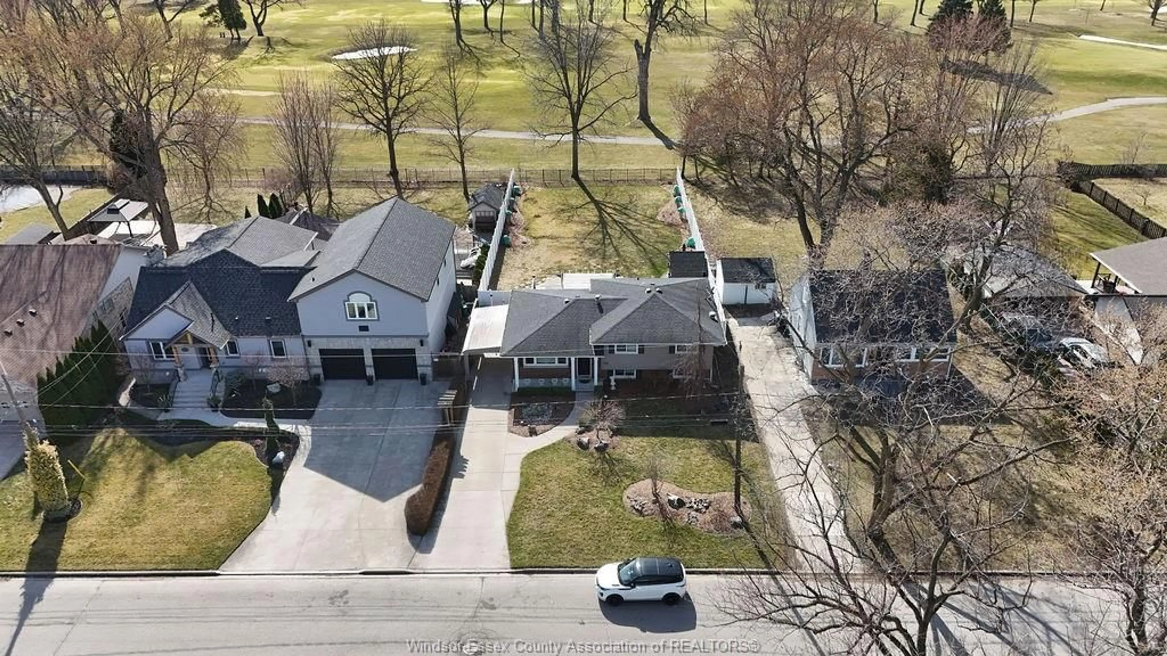 A pic from outside/outdoor area/front of a property/back of a property/a pic from drone, street for 4113 ROSELAND Dr, Windsor Ontario N9G 1Y5