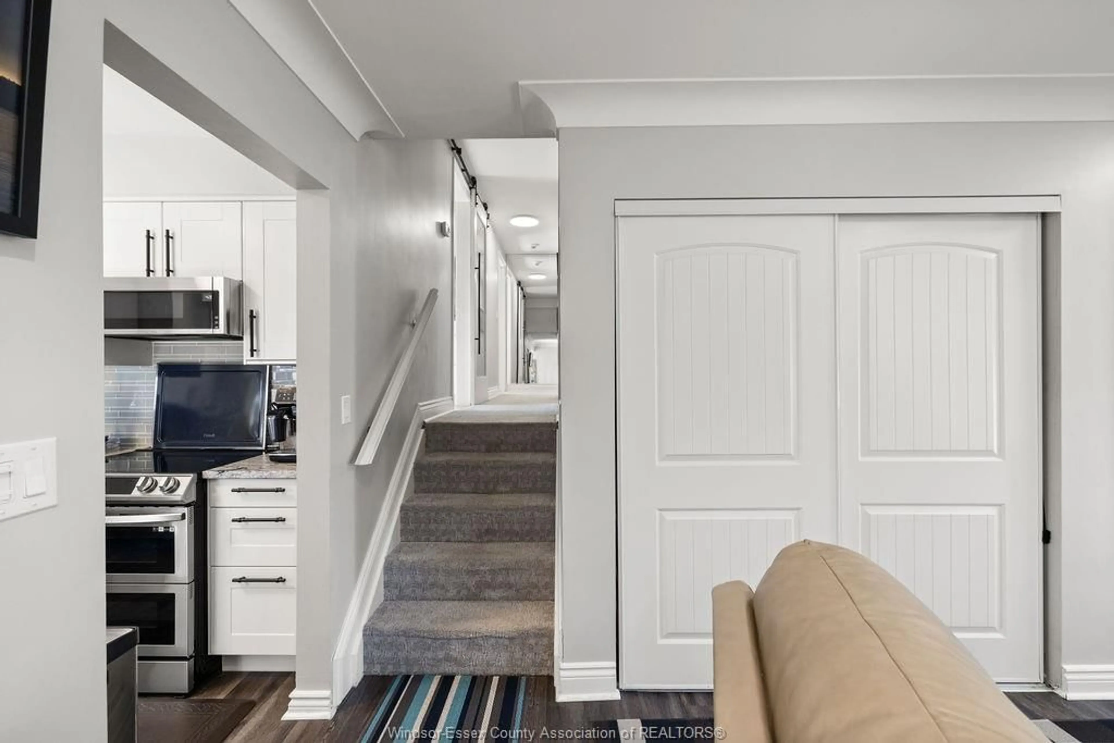 Indoor entryway for 4113 ROSELAND Dr, Windsor Ontario N9G 1Y5