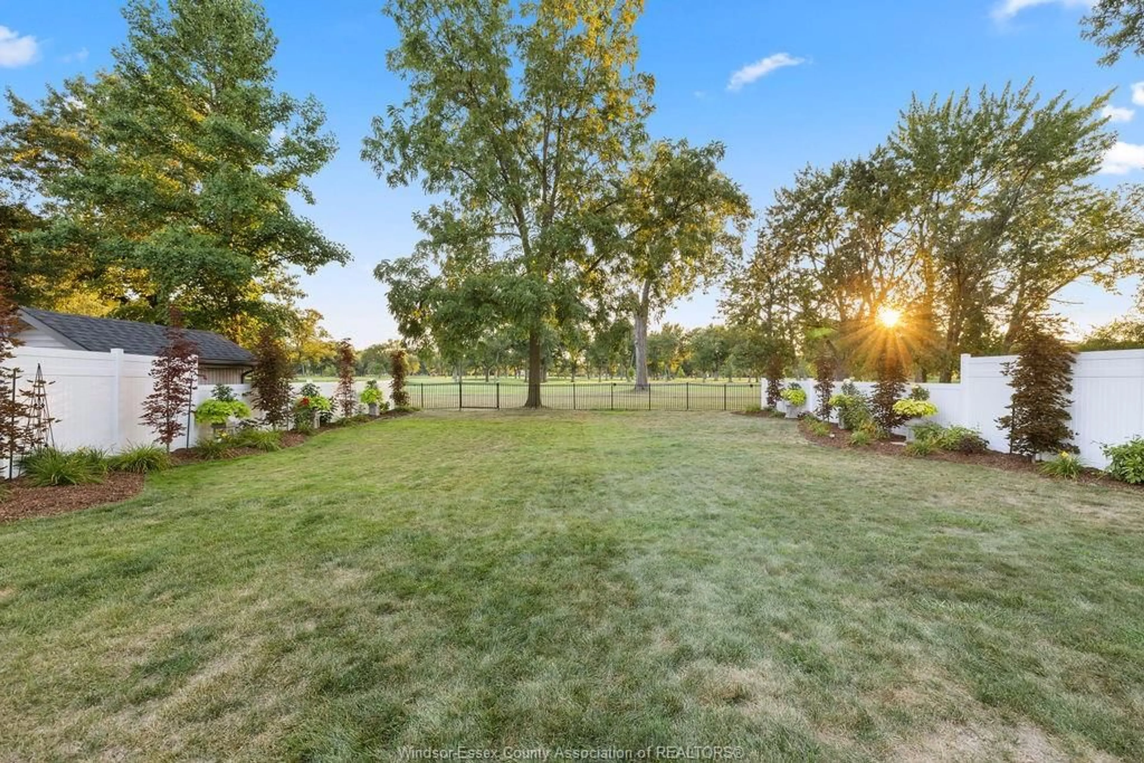 A pic from outside/outdoor area/front of a property/back of a property/a pic from drone, unknown for 4113 ROSELAND Dr, Windsor Ontario N9G 1Y5