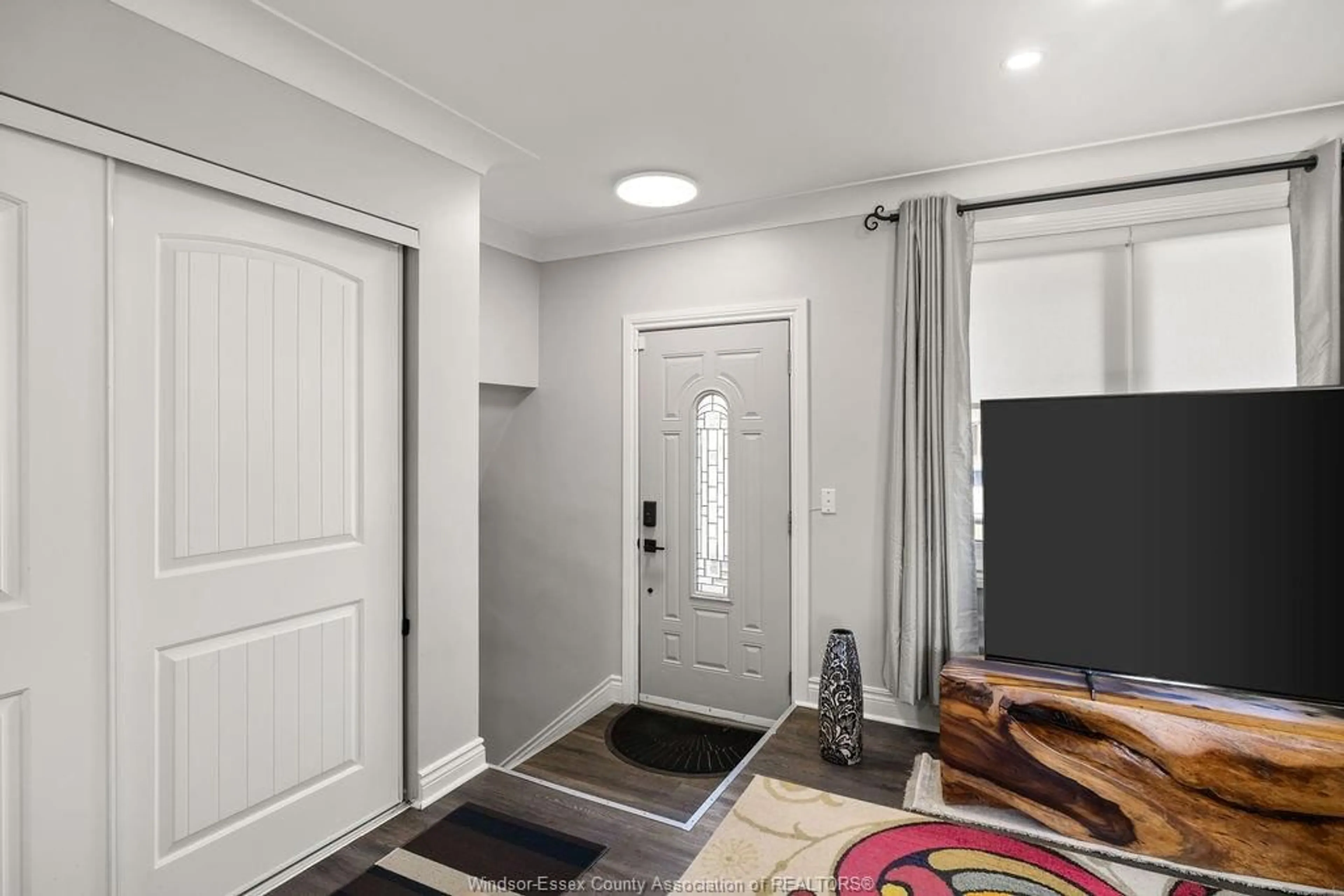 Indoor entryway for 4113 ROSELAND Dr, Windsor Ontario N9G 1Y5