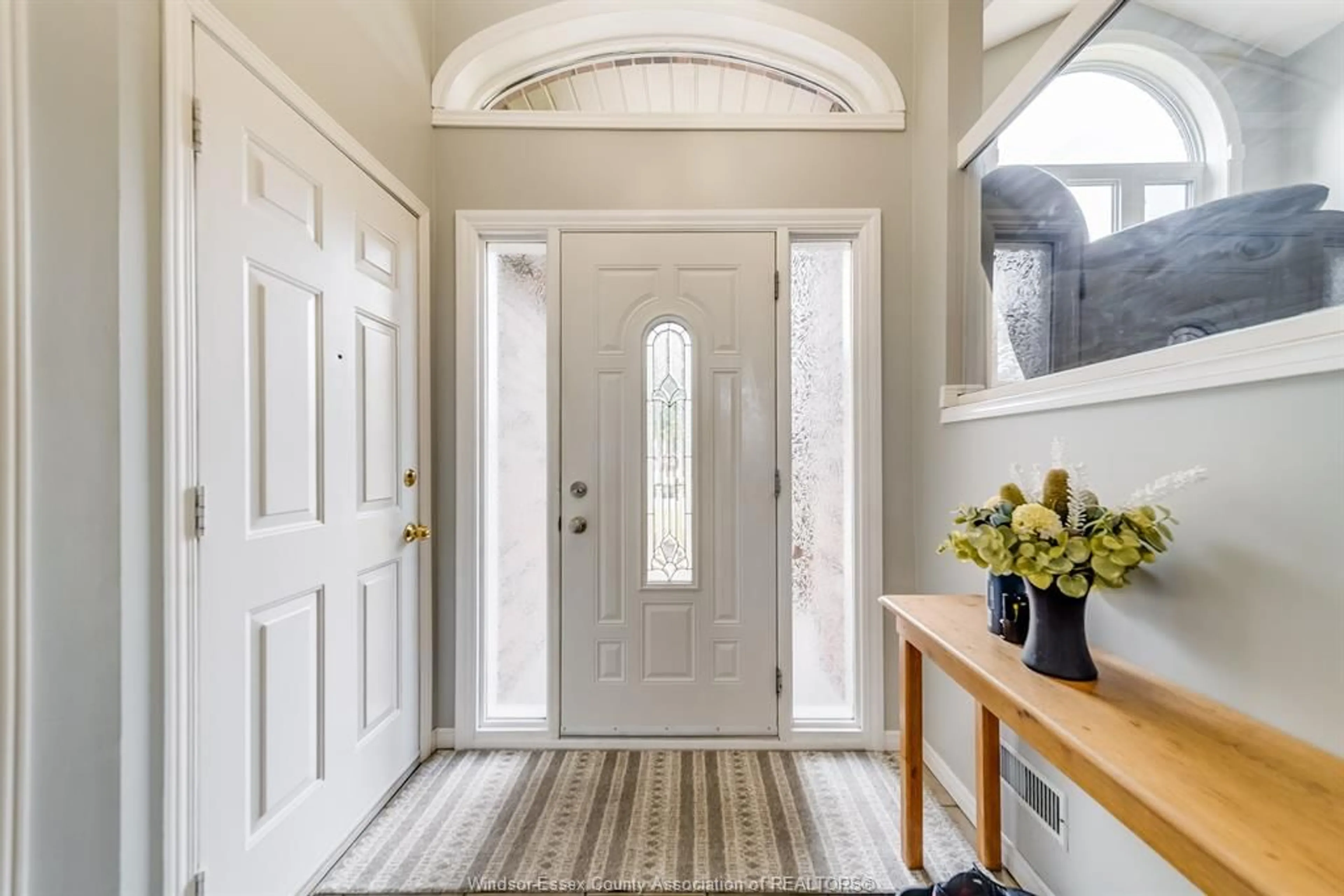 Indoor entryway for 515 BIRMINGHAM Ave, LaSalle Ontario N9J 3M5
