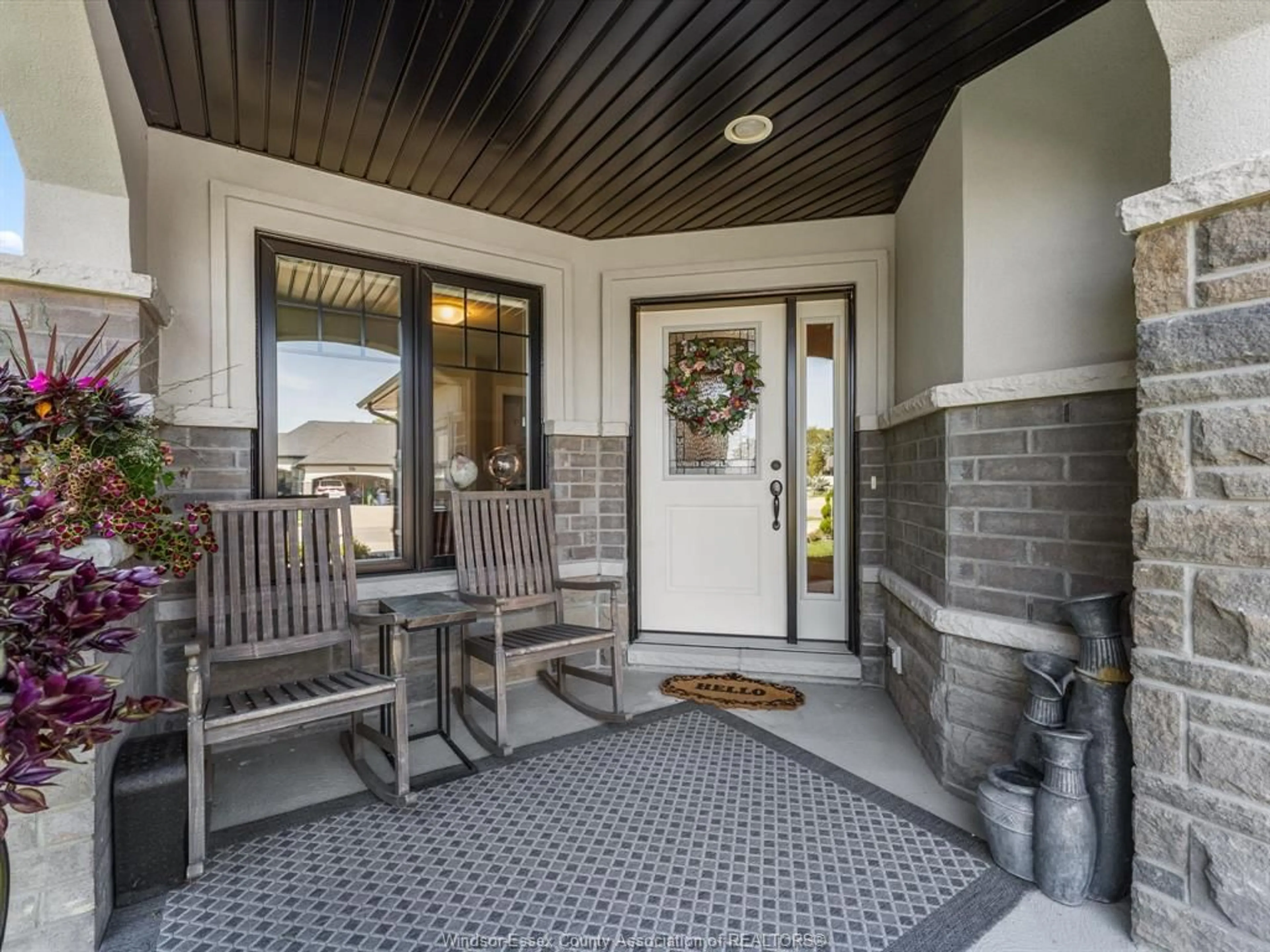Indoor entryway for 114 HOUGHTON St, Essex Ontario N8M 0A5