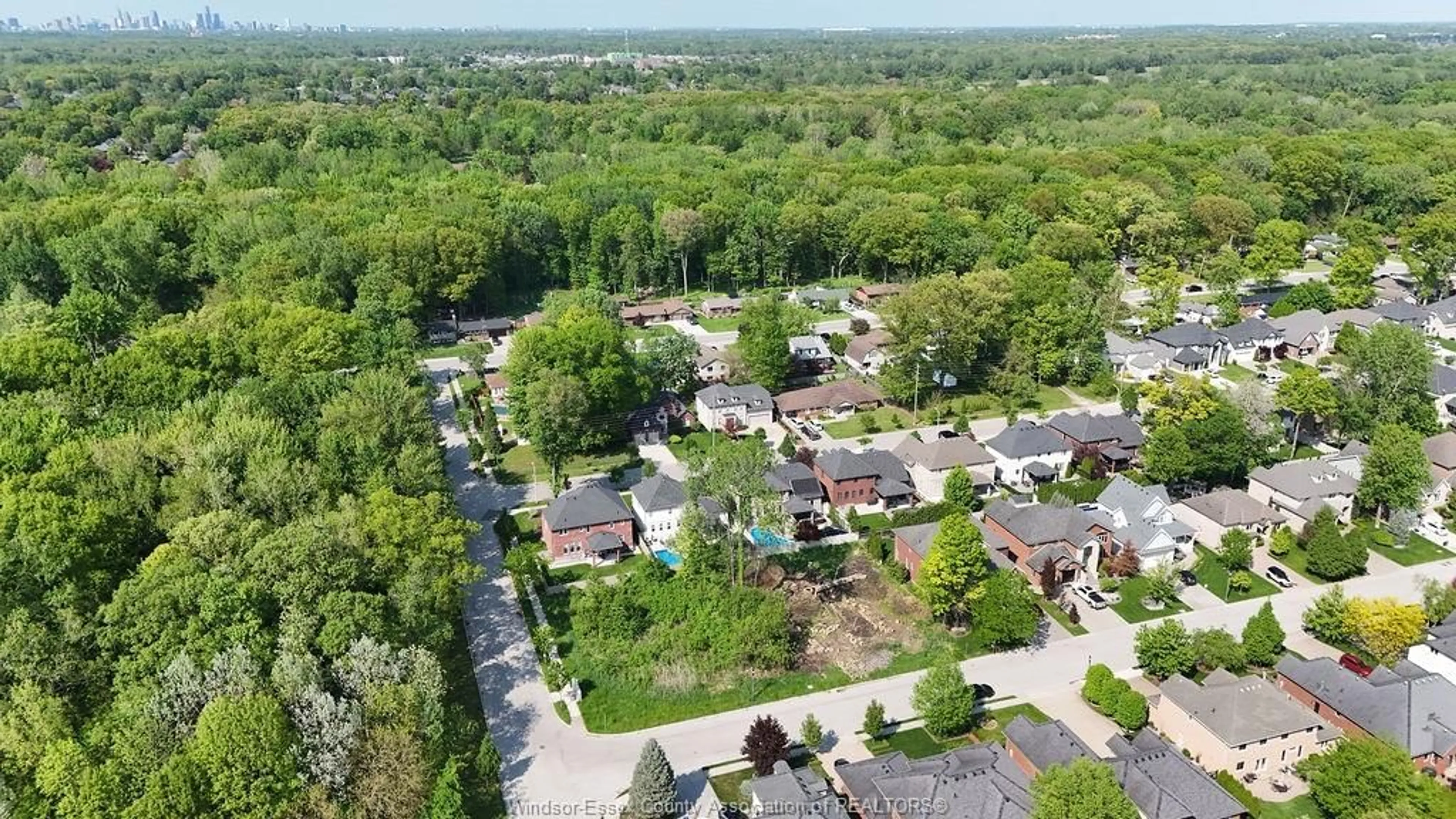 A pic from outside/outdoor area/front of a property/back of a property/a pic from drone, street for 1220 LYONS Ave, LaSalle Ontario N9J 3Y6