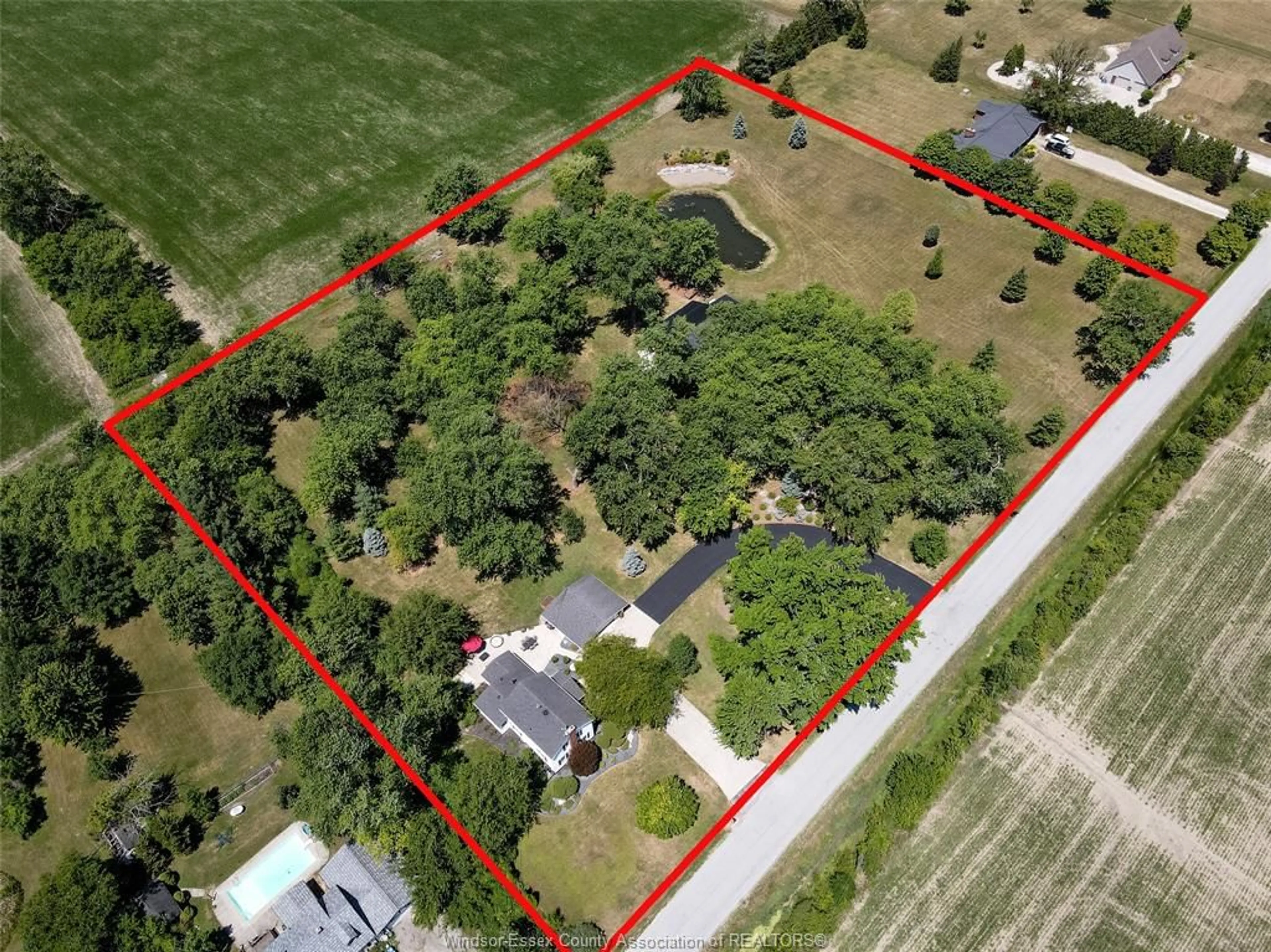 A pic from outside/outdoor area/front of a property/back of a property/a pic from drone, street for 6239 HOLDEN Rd, Tecumseh Ontario N0R 1L0