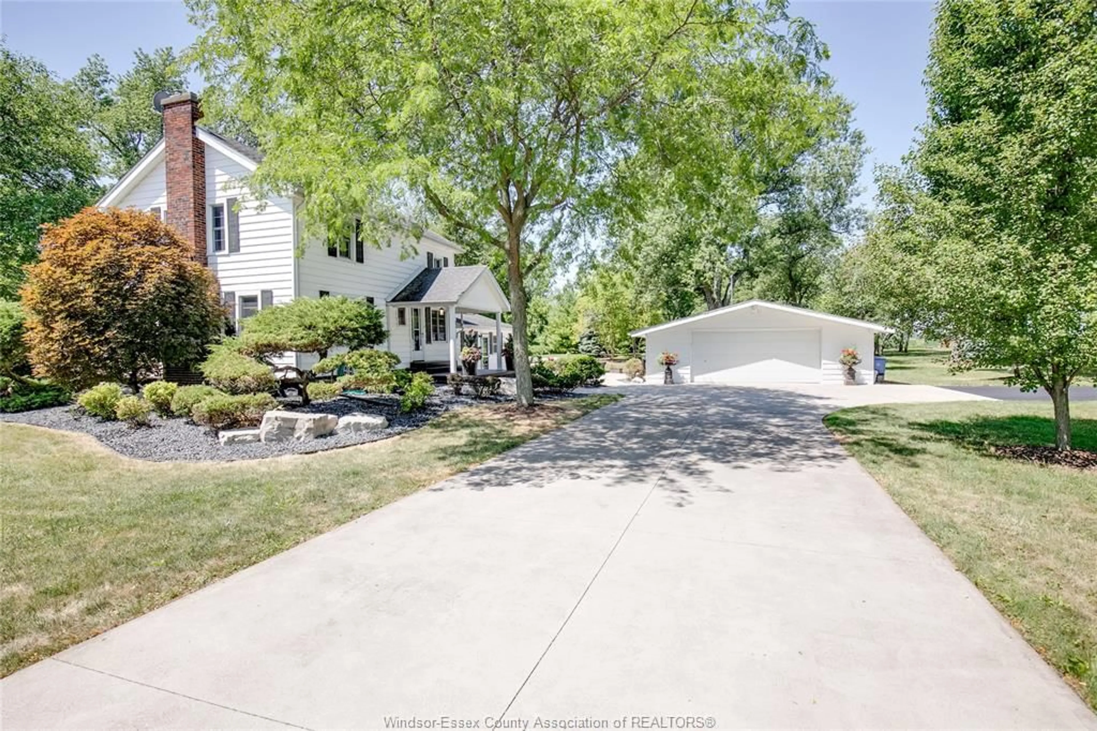 A pic from outside/outdoor area/front of a property/back of a property/a pic from drone, street for 6239 HOLDEN Rd, Tecumseh Ontario N0R 1L0