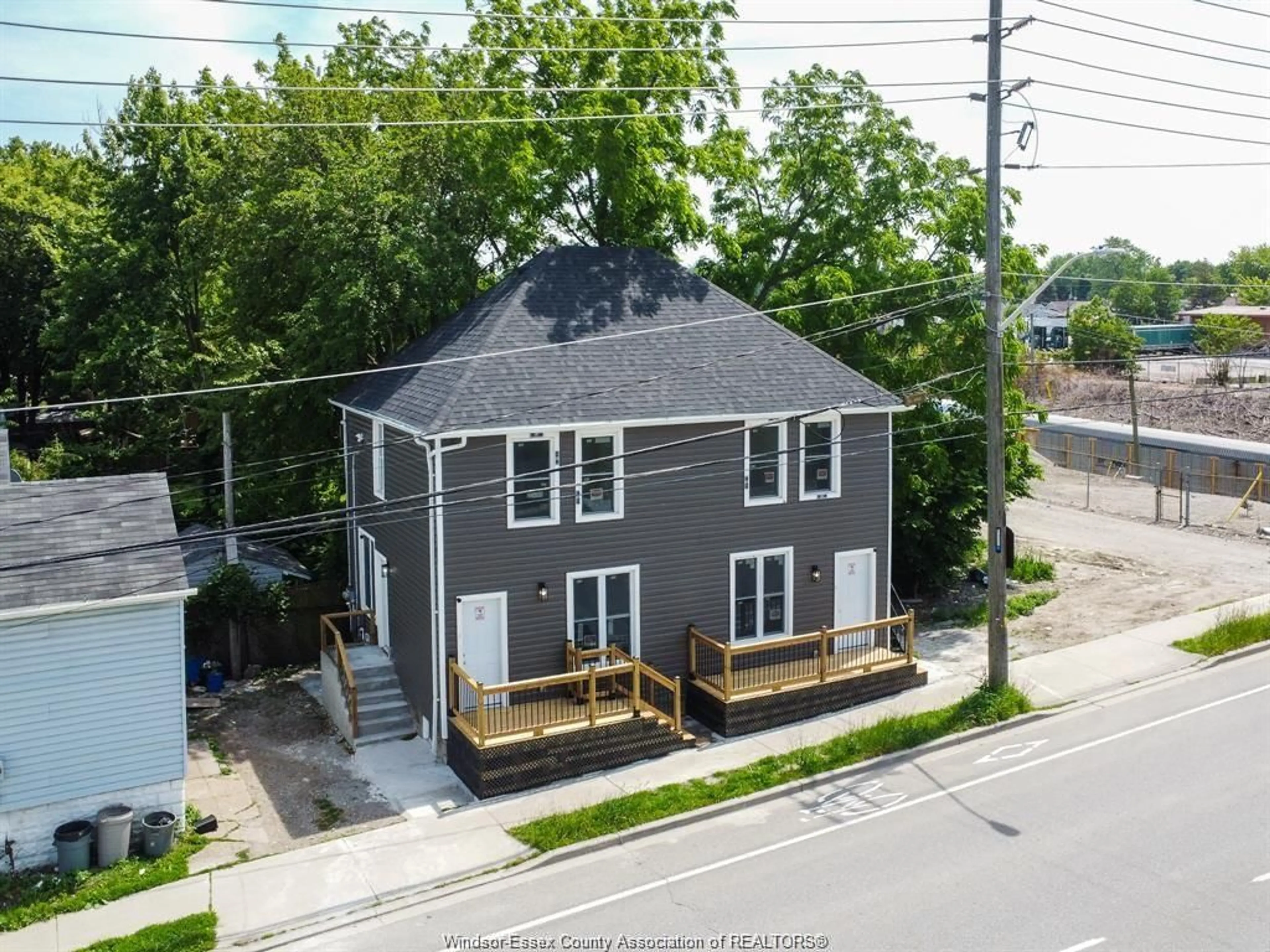A pic from outside/outdoor area/front of a property/back of a property/a pic from drone, street for 1219-1225 COLLEGE Ave, Windsor Ontario N9A 6B1