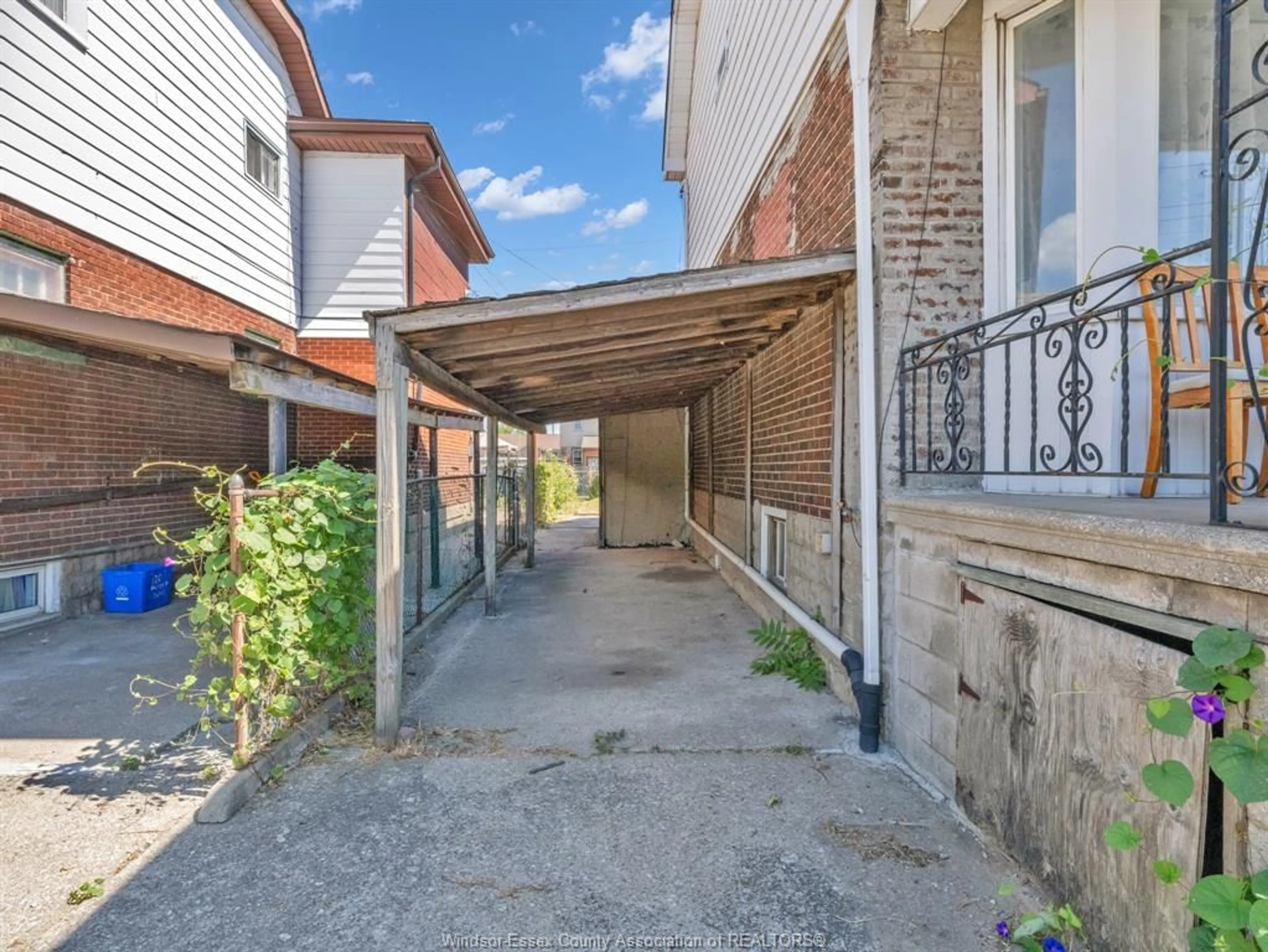Patio, street for 1124 MERCER St, Windsor Ontario N9A 1N9
