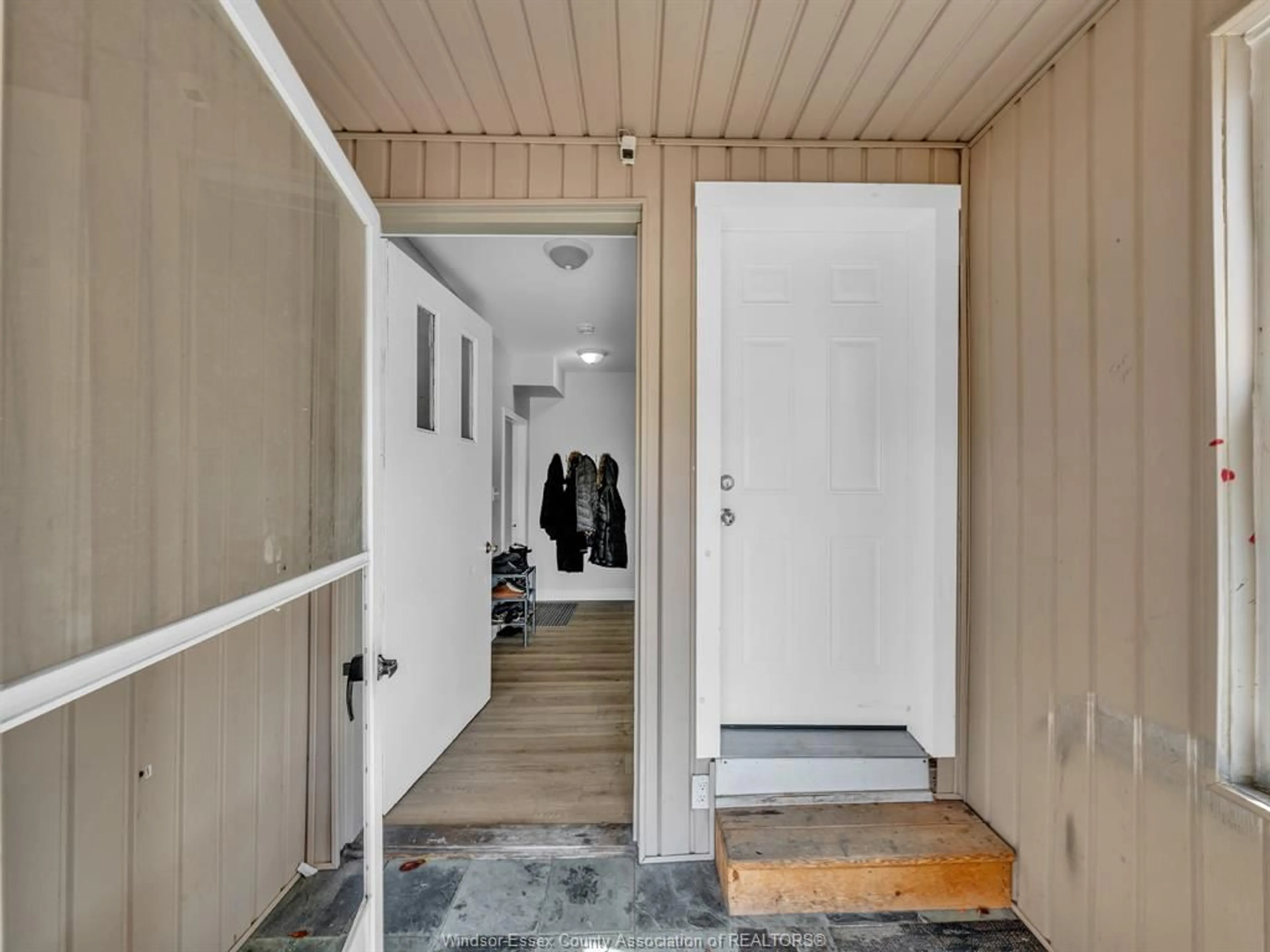 Indoor entryway for 364 CRAWFORD Ave, Windsor Ontario N9A 5C4
