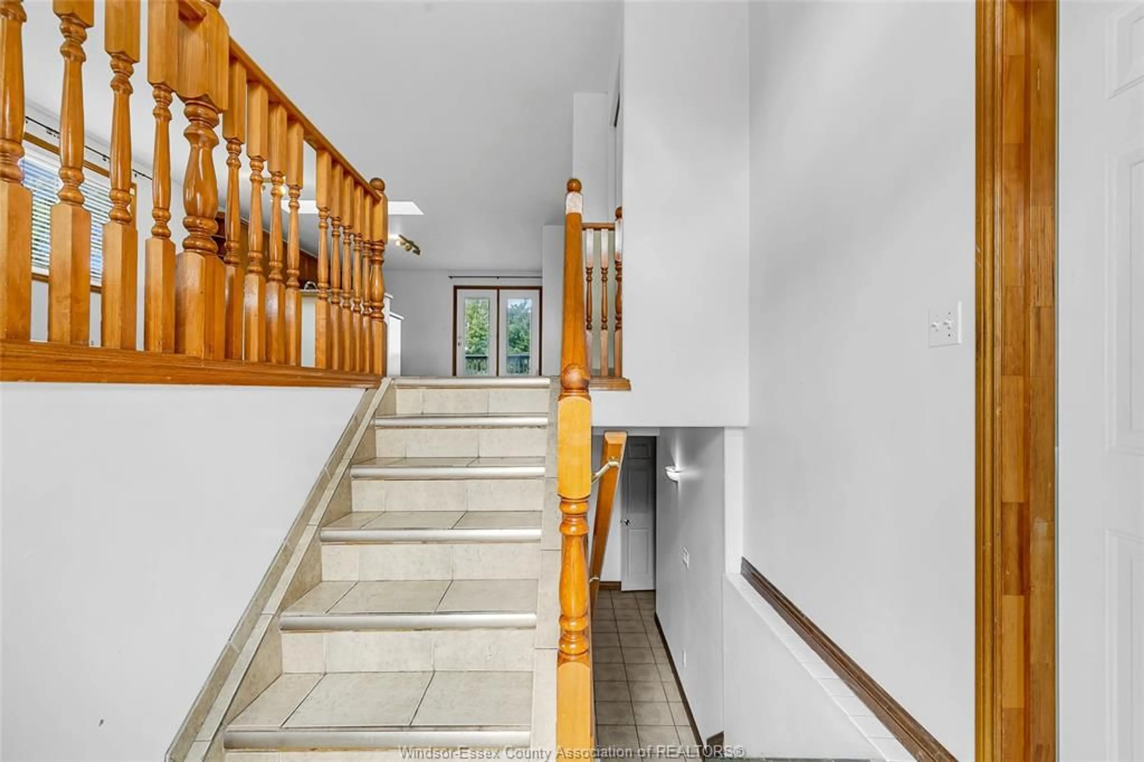 Indoor foyer for 854 SILVERDALE Dr, Windsor Ontario N9G 2Z3