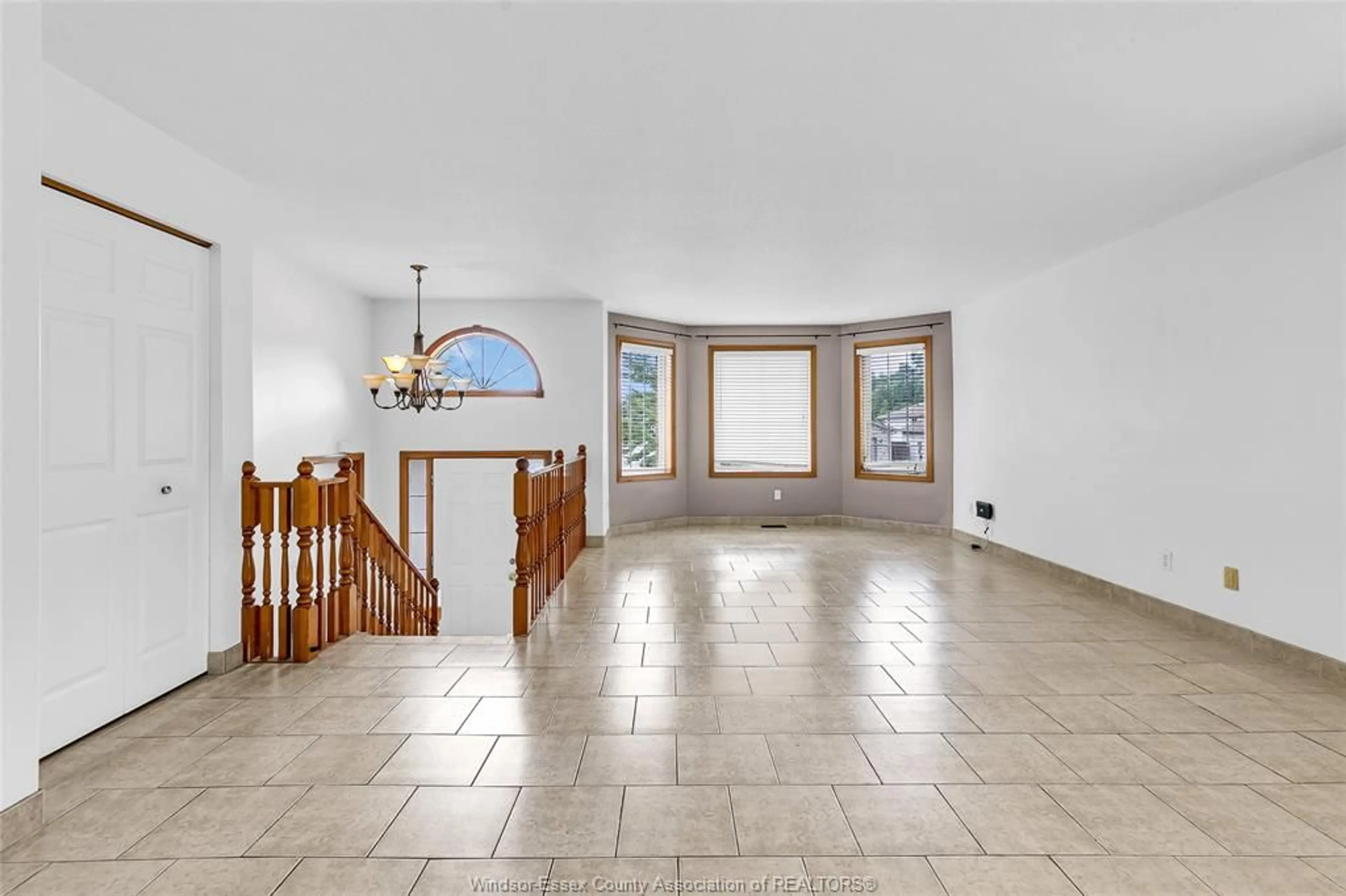 Indoor foyer for 854 SILVERDALE Dr, Windsor Ontario N9G 2Z3