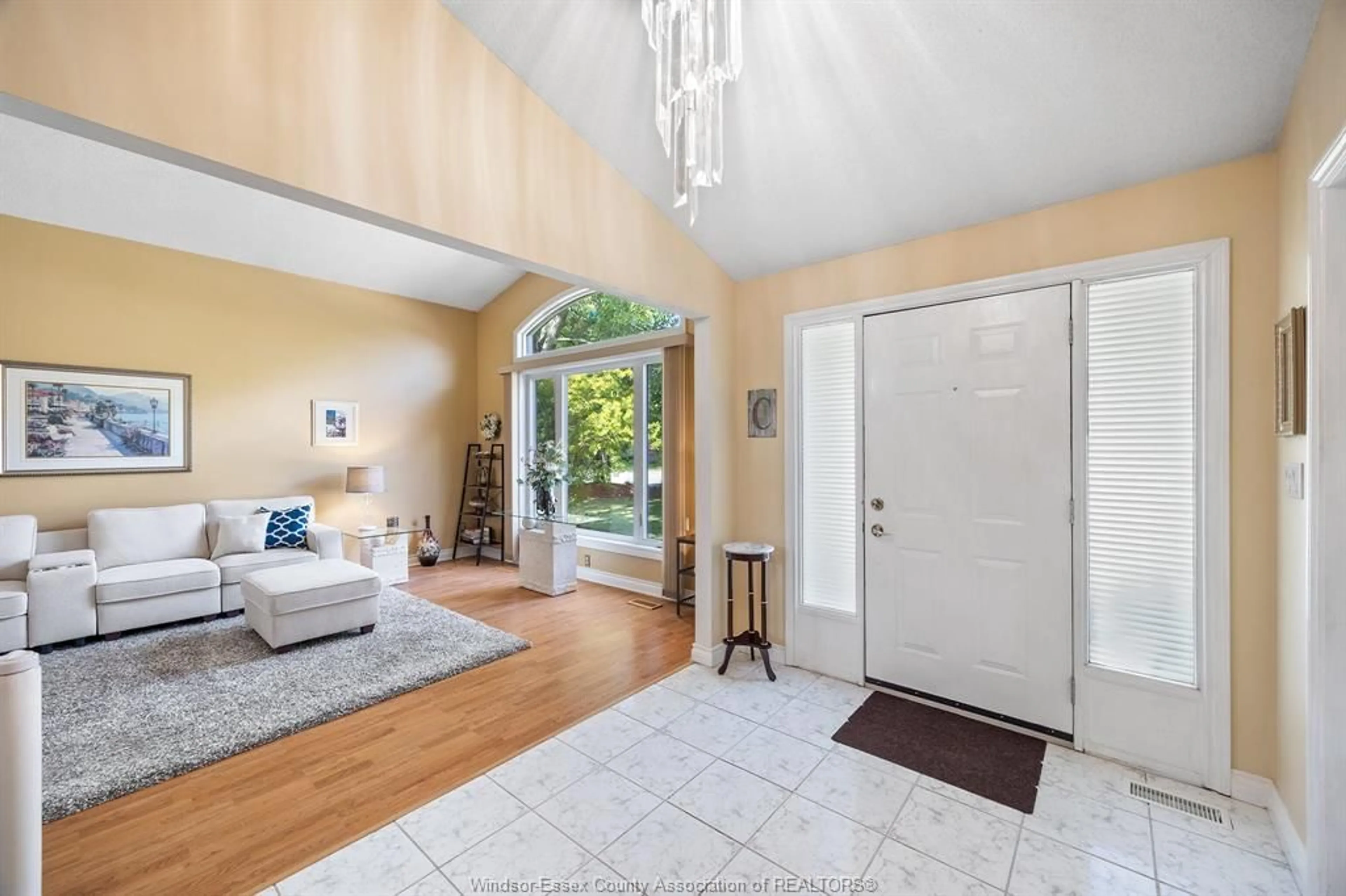 Indoor entryway for 605 SMITH Cres, LaSalle Ontario N9J 3G9
