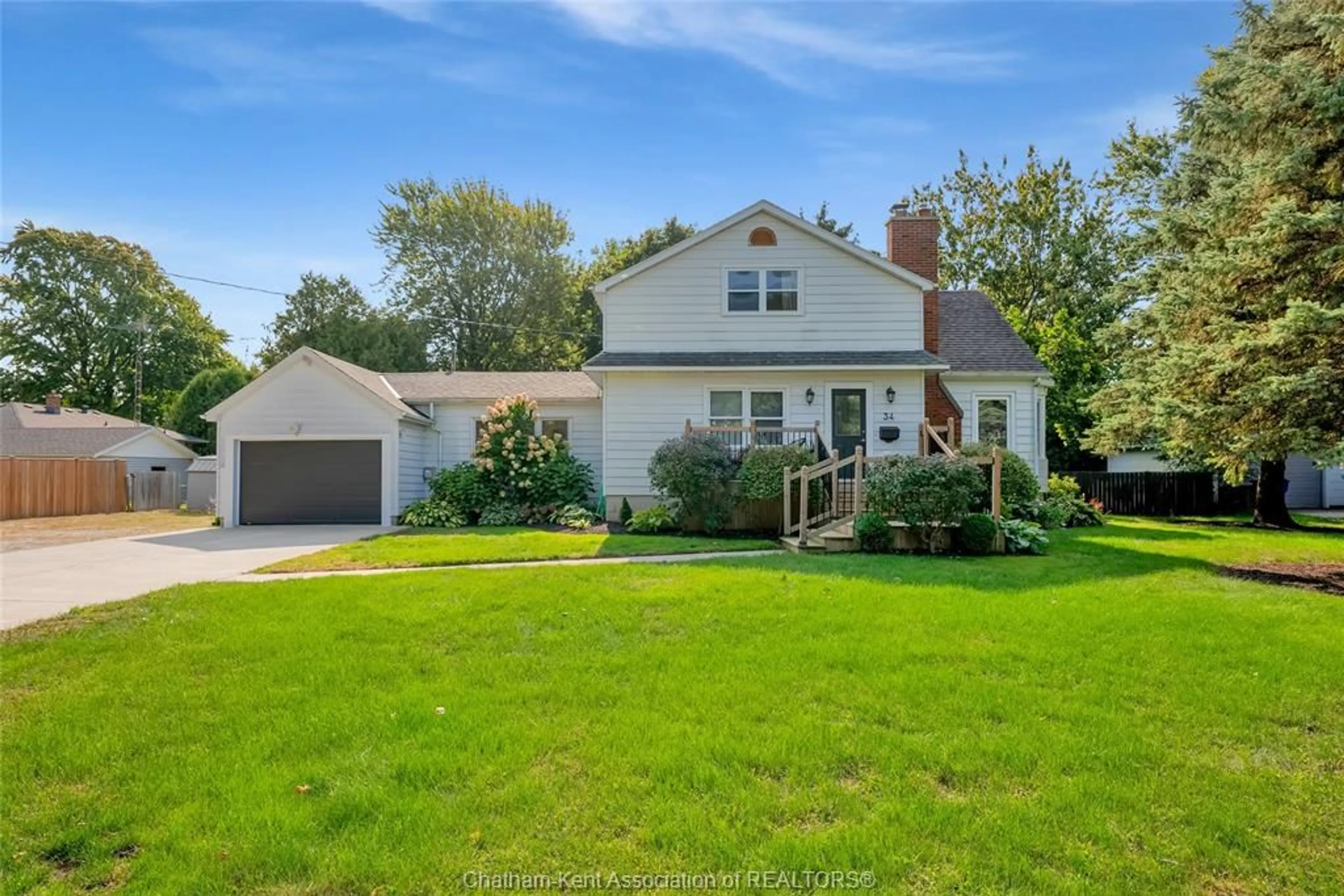 A pic from outside/outdoor area/front of a property/back of a property/a pic from drone, street for 34 Jackson Dr, Chatham Ontario N7L 2P1