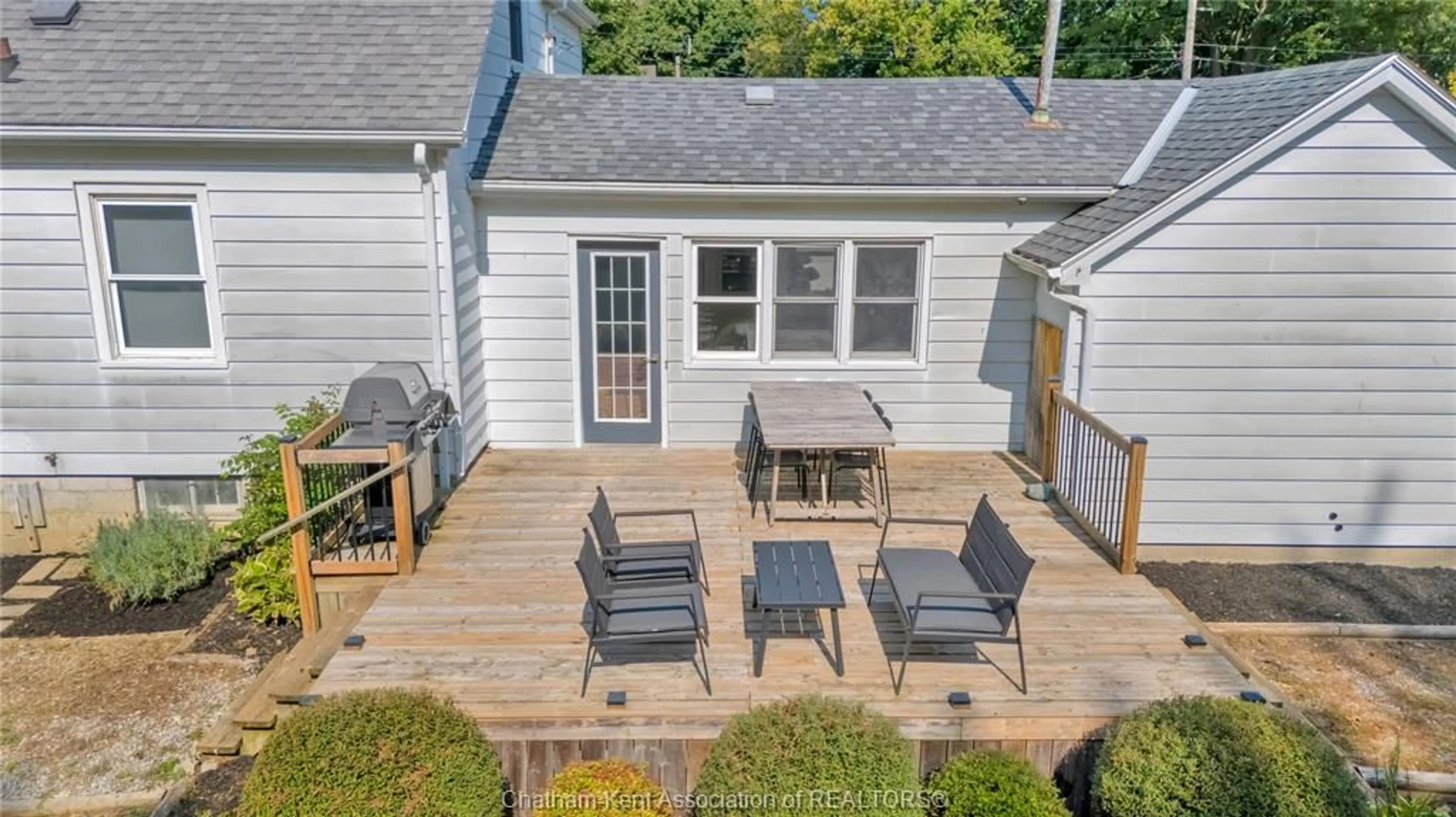 A pic from outside/outdoor area/front of a property/back of a property/a pic from drone, street for 34 Jackson Dr, Chatham Ontario N7L 2P1