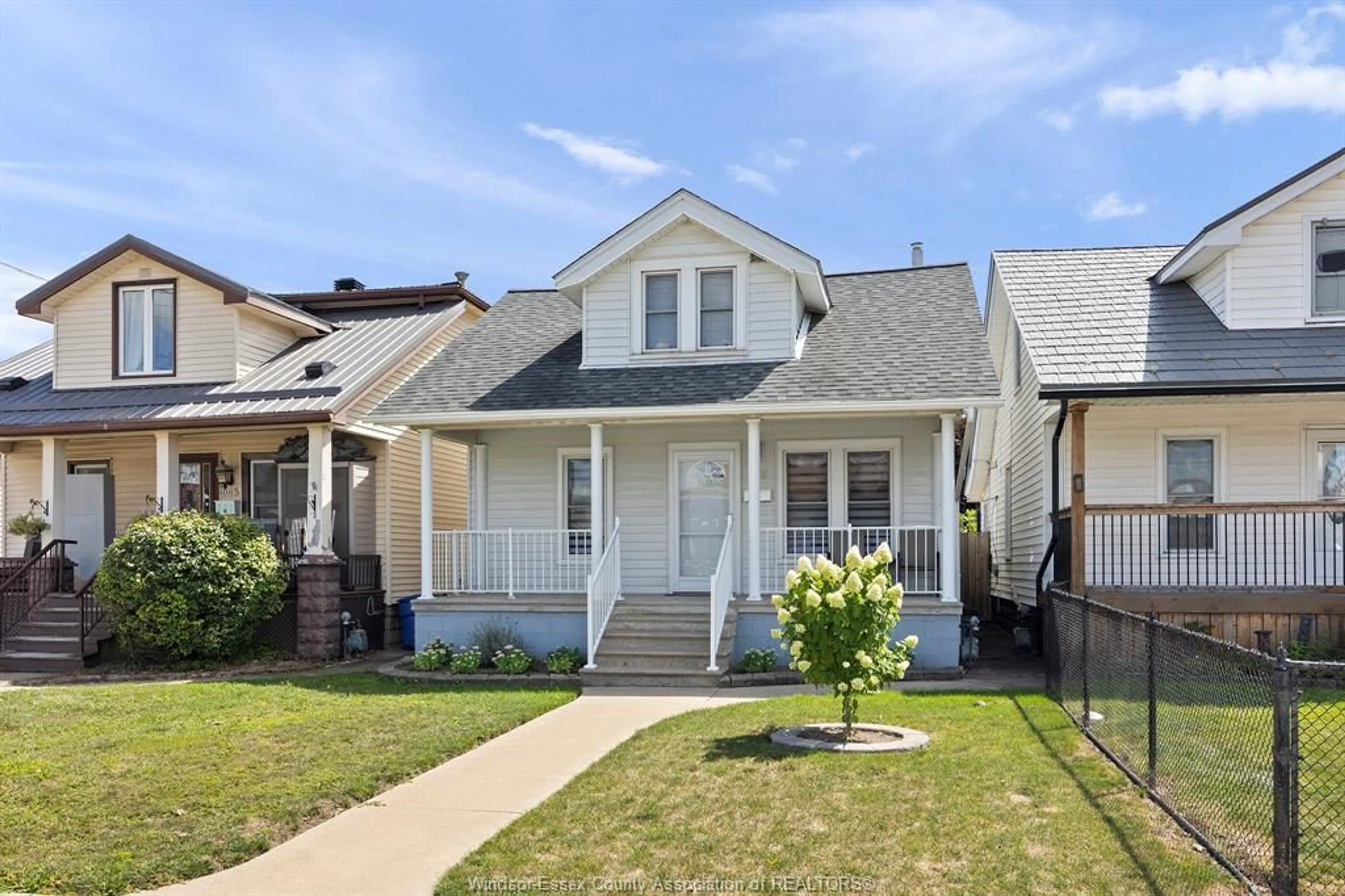 Home with vinyl exterior material, street for 933 HANNA St, Windsor Ontario N8X 2P2