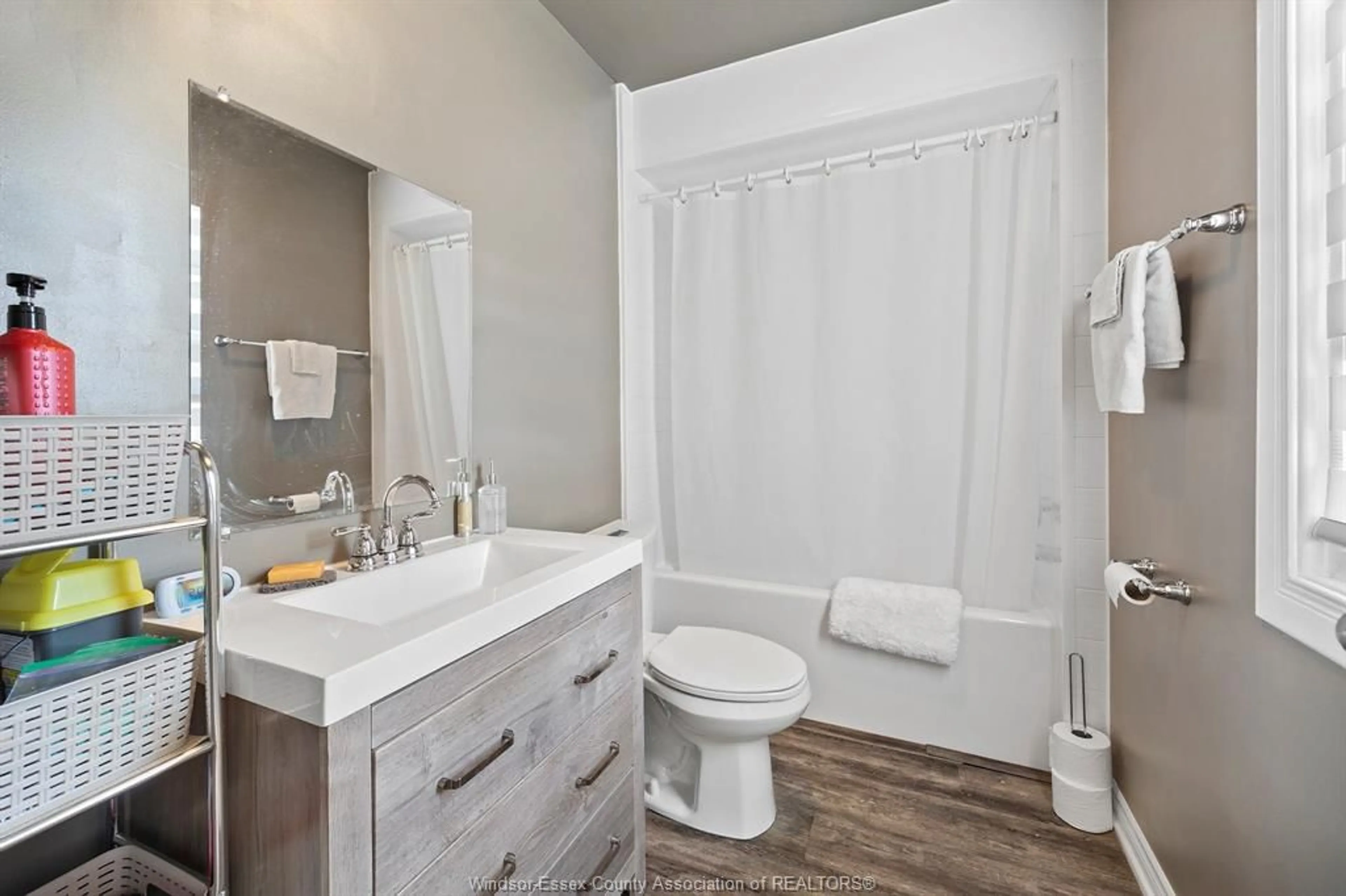 Standard bathroom, ceramic/tile floor for 933 HANNA St, Windsor Ontario N8X 2P2