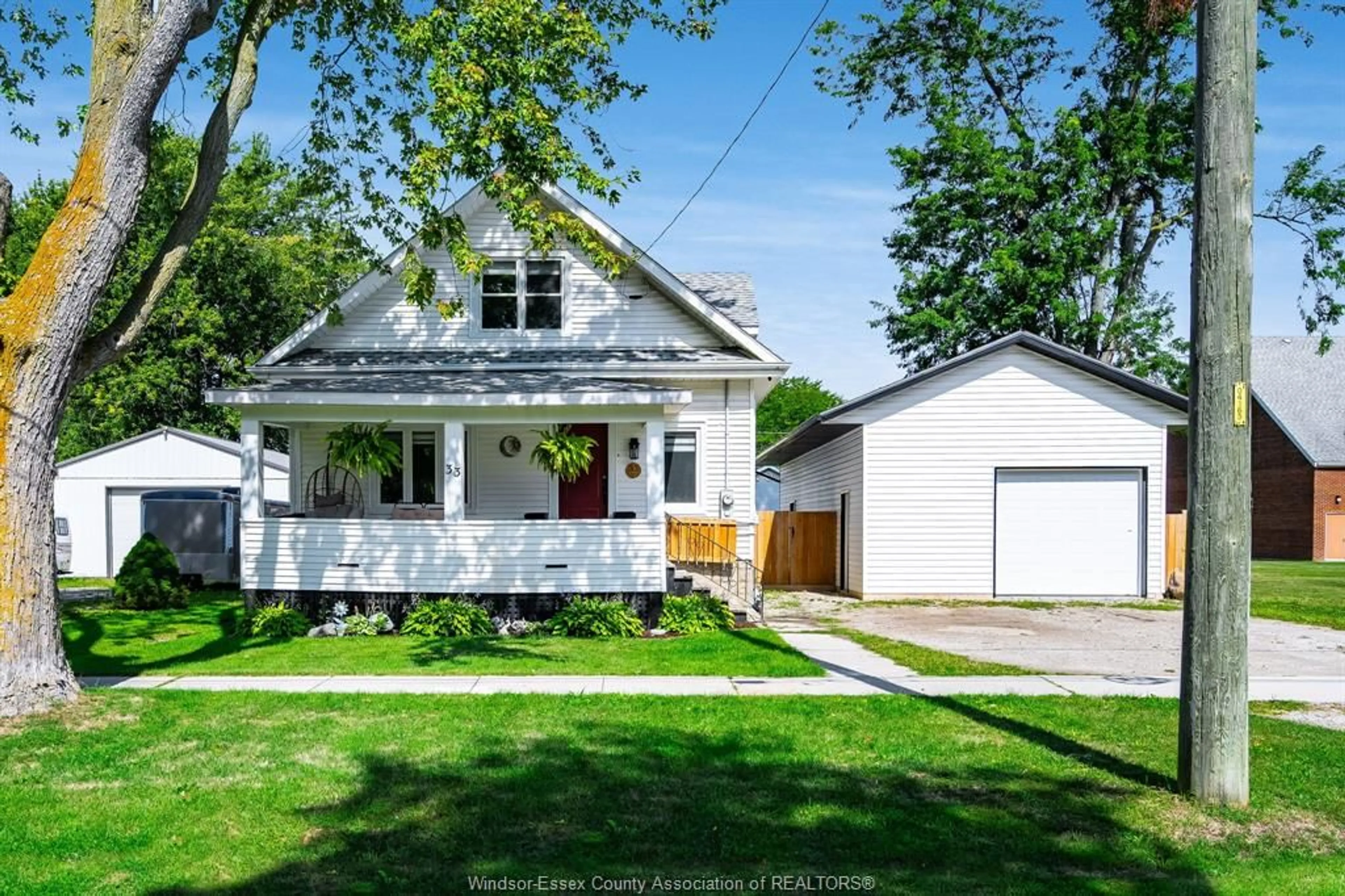 Home with vinyl exterior material, street for 33 Fort St, Tilbury Ontario N0P 2L0