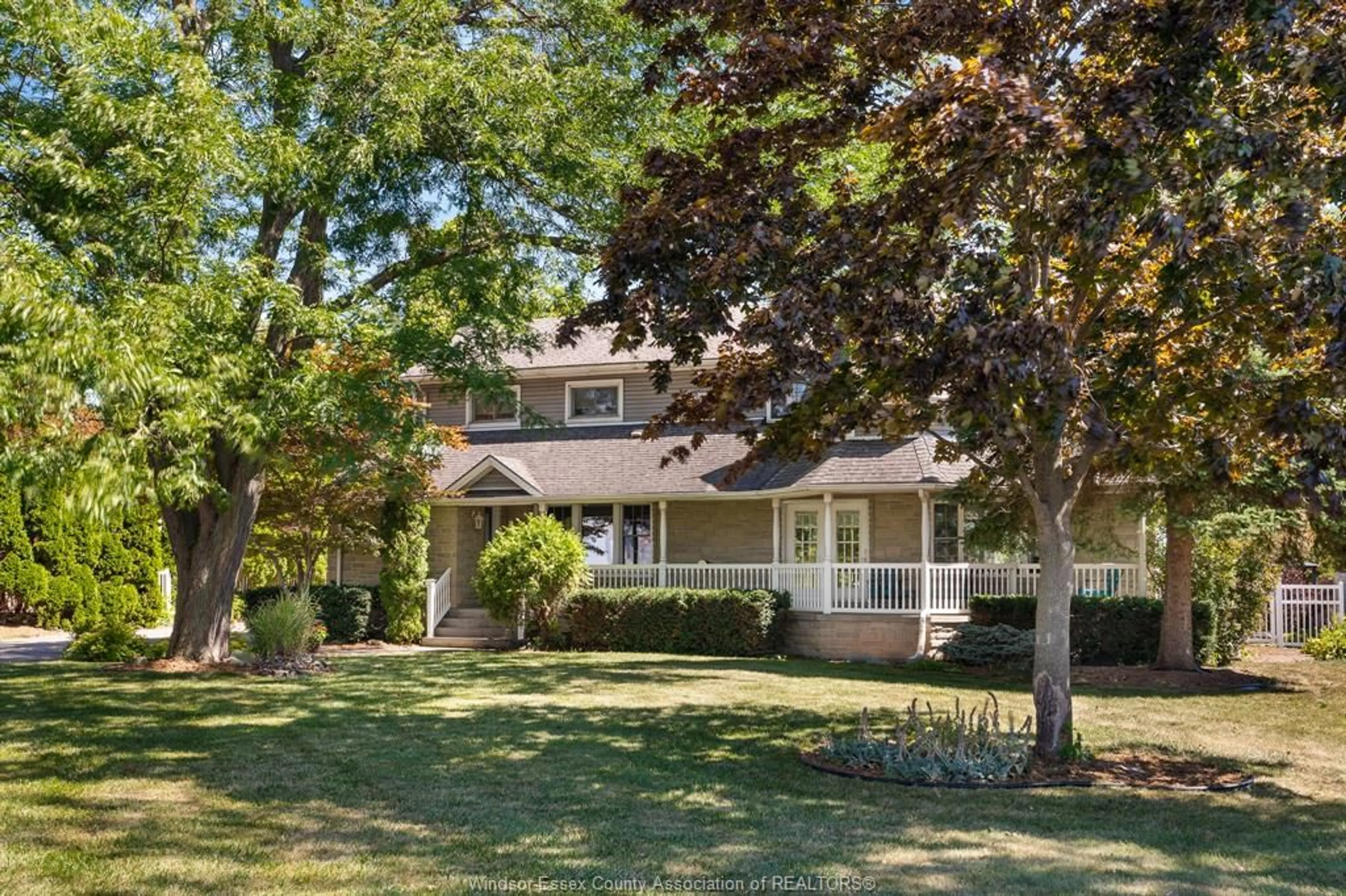 Home with vinyl exterior material, street for 589 FRONT St, Amherstburg Ontario N9V 2V6