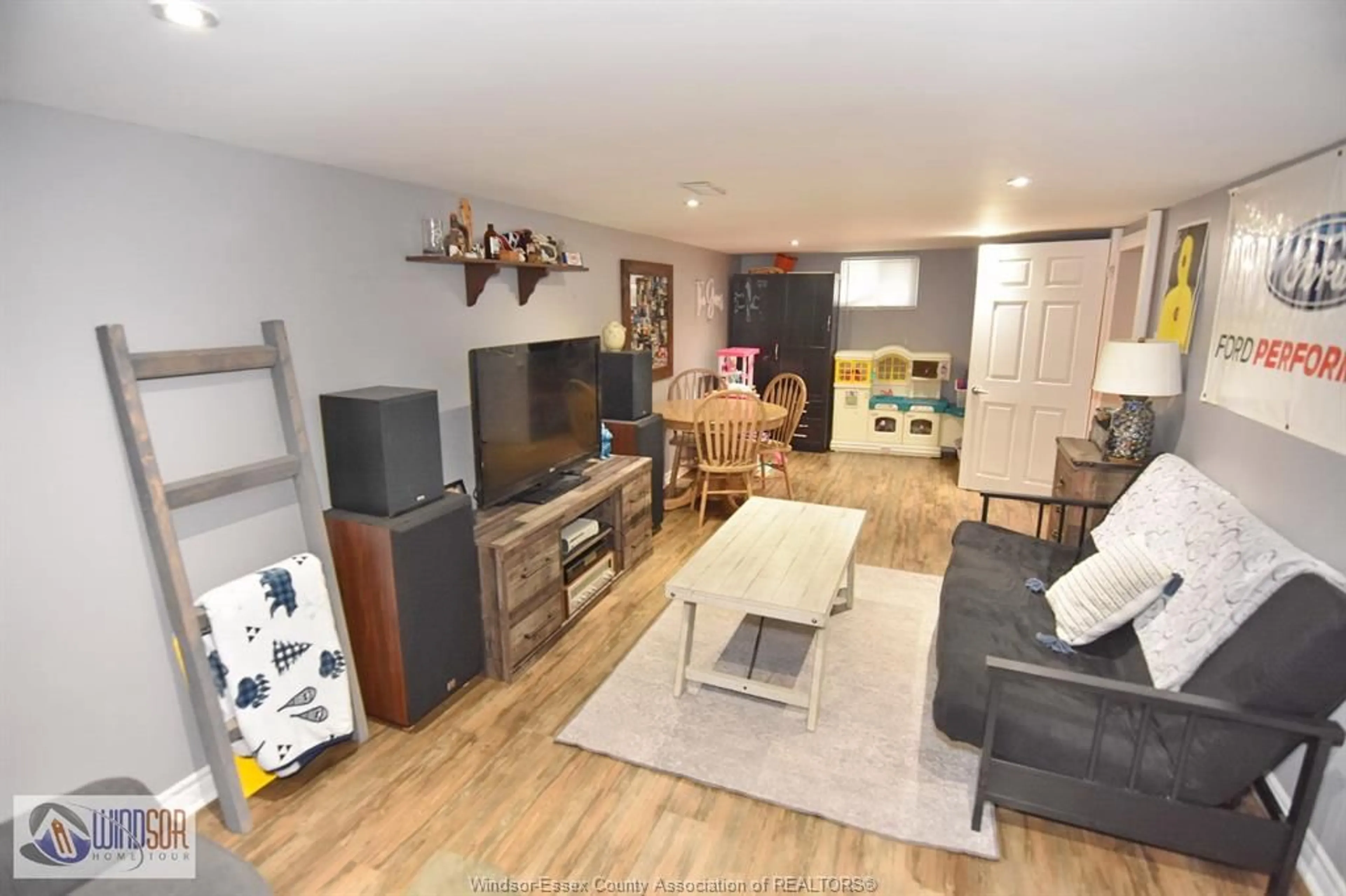 Living room with furniture, wood/laminate floor for 1425 ARTHUR, Windsor Ontario N8Y 3Y8