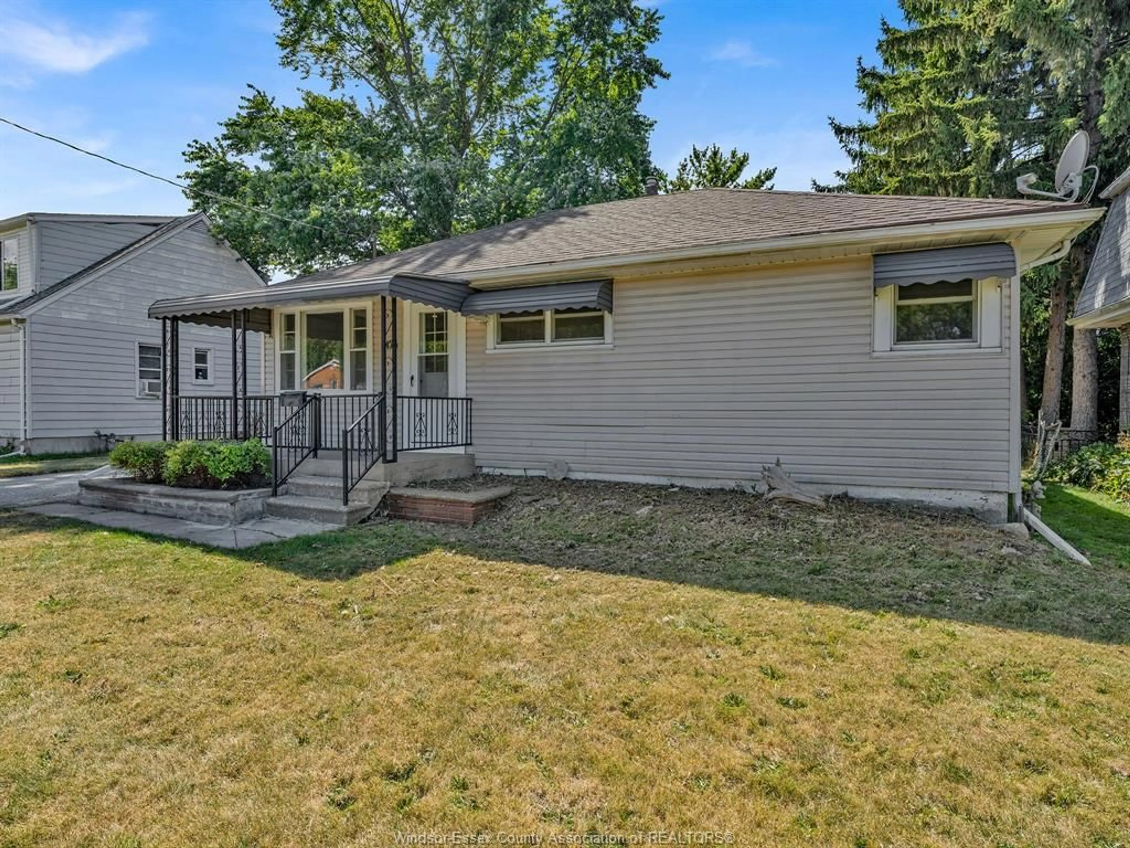 Home with vinyl exterior material, street for 1475 EVERTS Ave, Windsor Ontario N9B 3E2