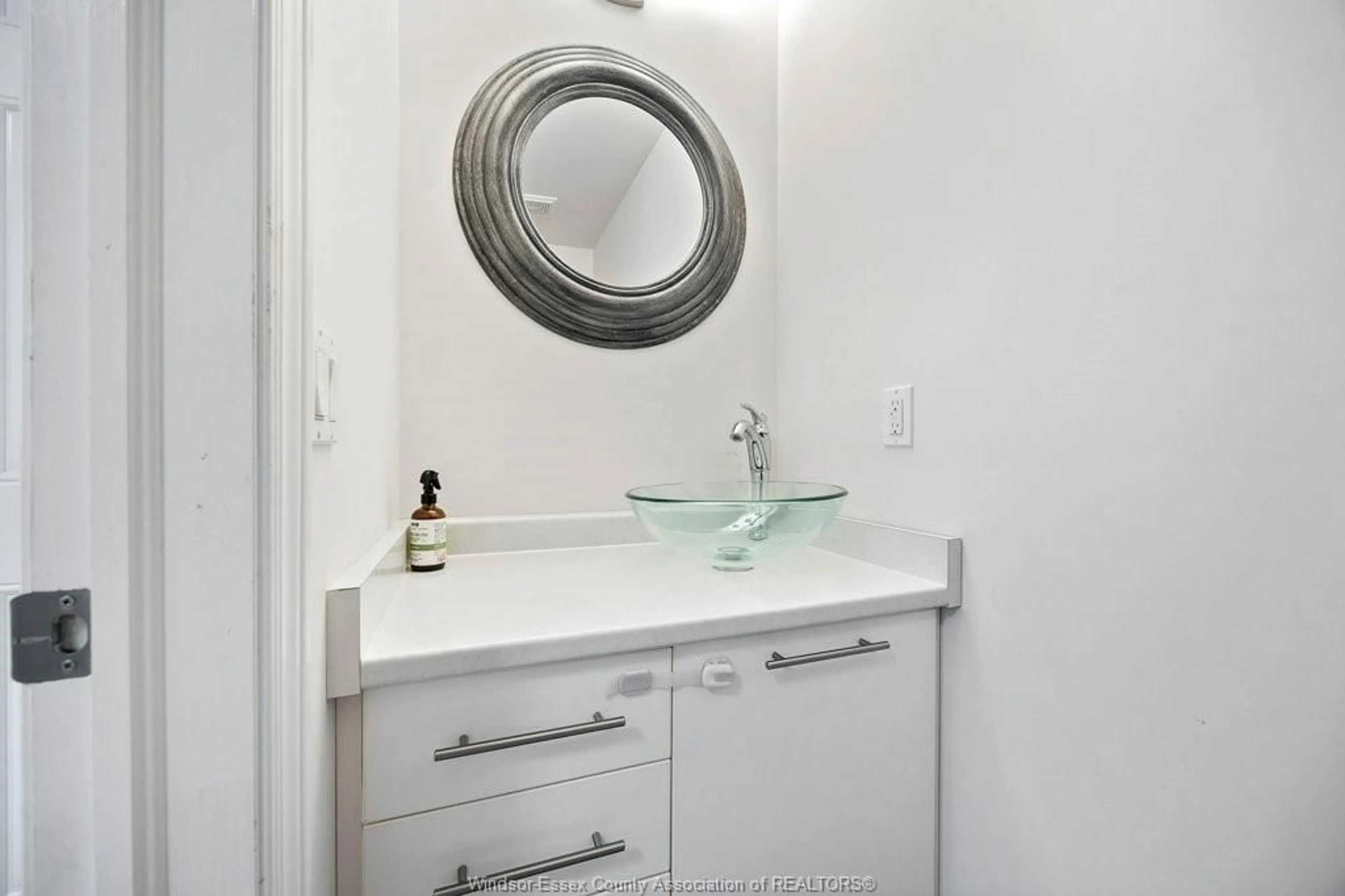 Standard bathroom, ceramic/tile floor for 1996 ST. CLAIR ROAD, Stoney Point Ontario N0R 1N0