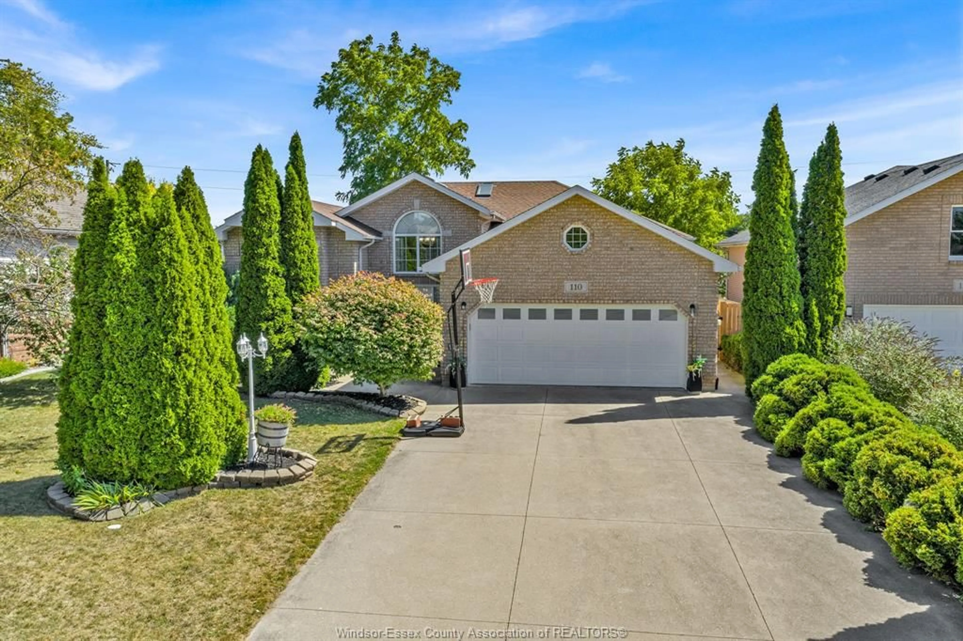 A pic from outside/outdoor area/front of a property/back of a property/a pic from drone, street for 110 SUNSET Dr, Harrow Ontario N0R 1G0