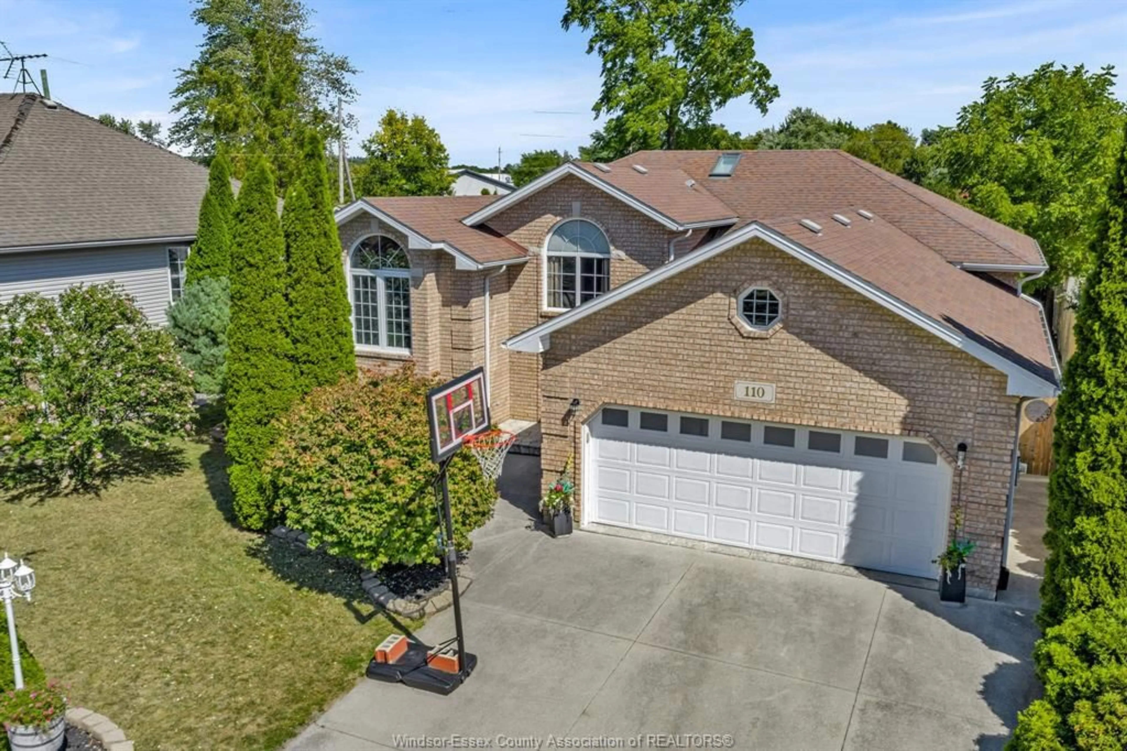 A pic from outside/outdoor area/front of a property/back of a property/a pic from drone, street for 110 SUNSET Dr, Harrow Ontario N0R 1G0
