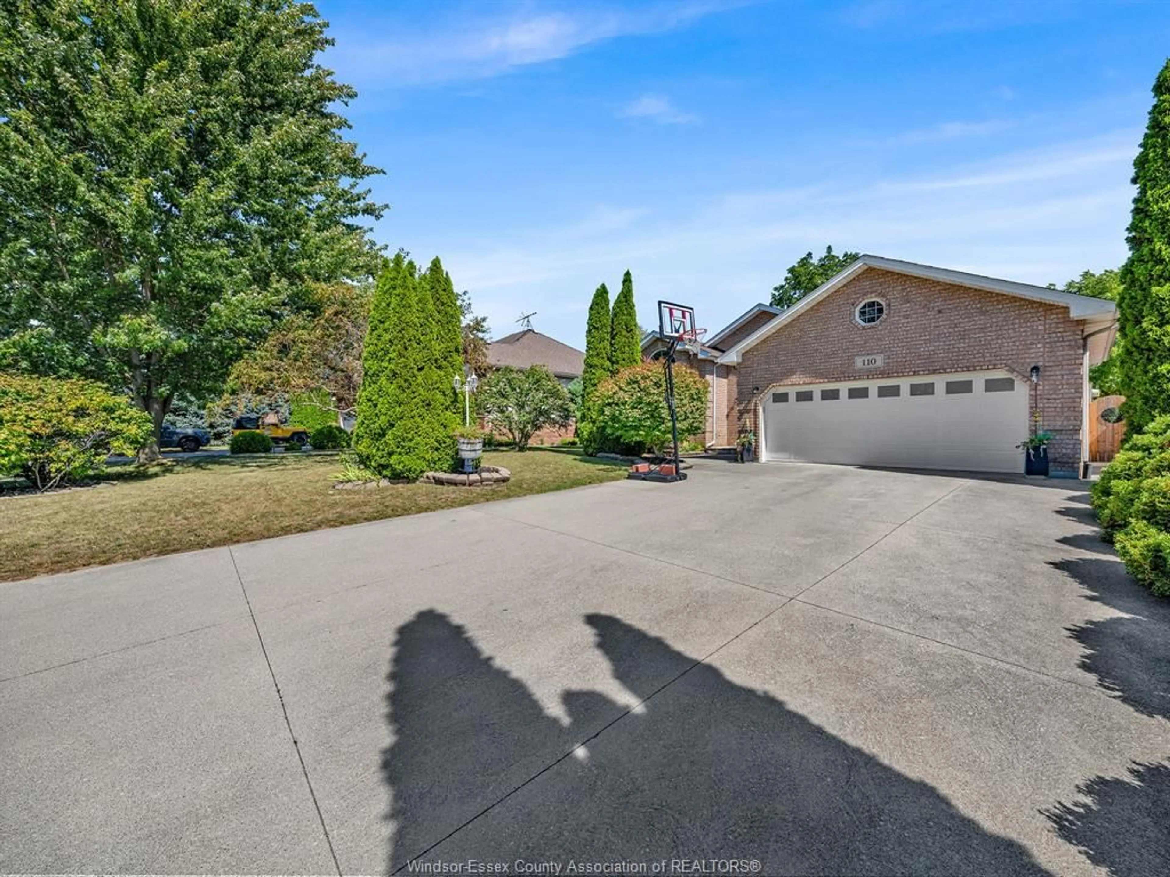 A pic from outside/outdoor area/front of a property/back of a property/a pic from drone, street for 110 SUNSET Dr, Harrow Ontario N0R 1G0
