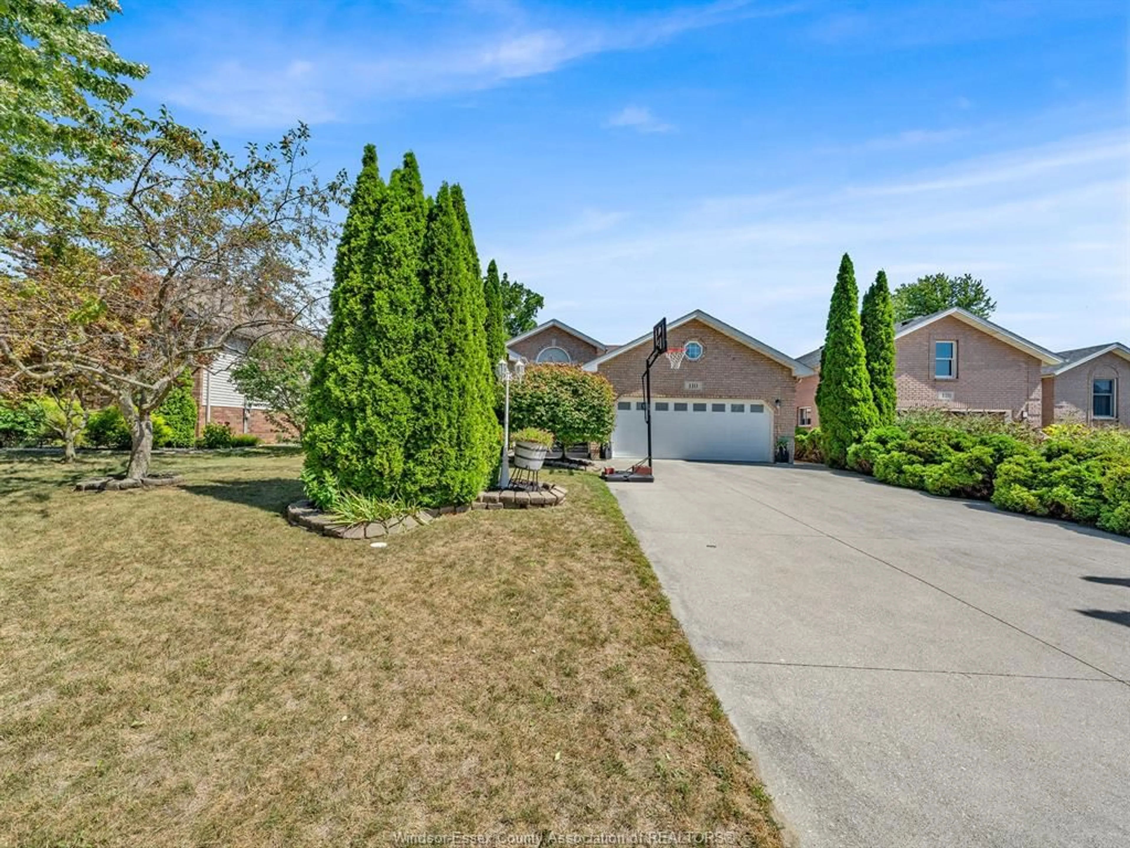 A pic from outside/outdoor area/front of a property/back of a property/a pic from drone, street for 110 SUNSET Dr, Harrow Ontario N0R 1G0