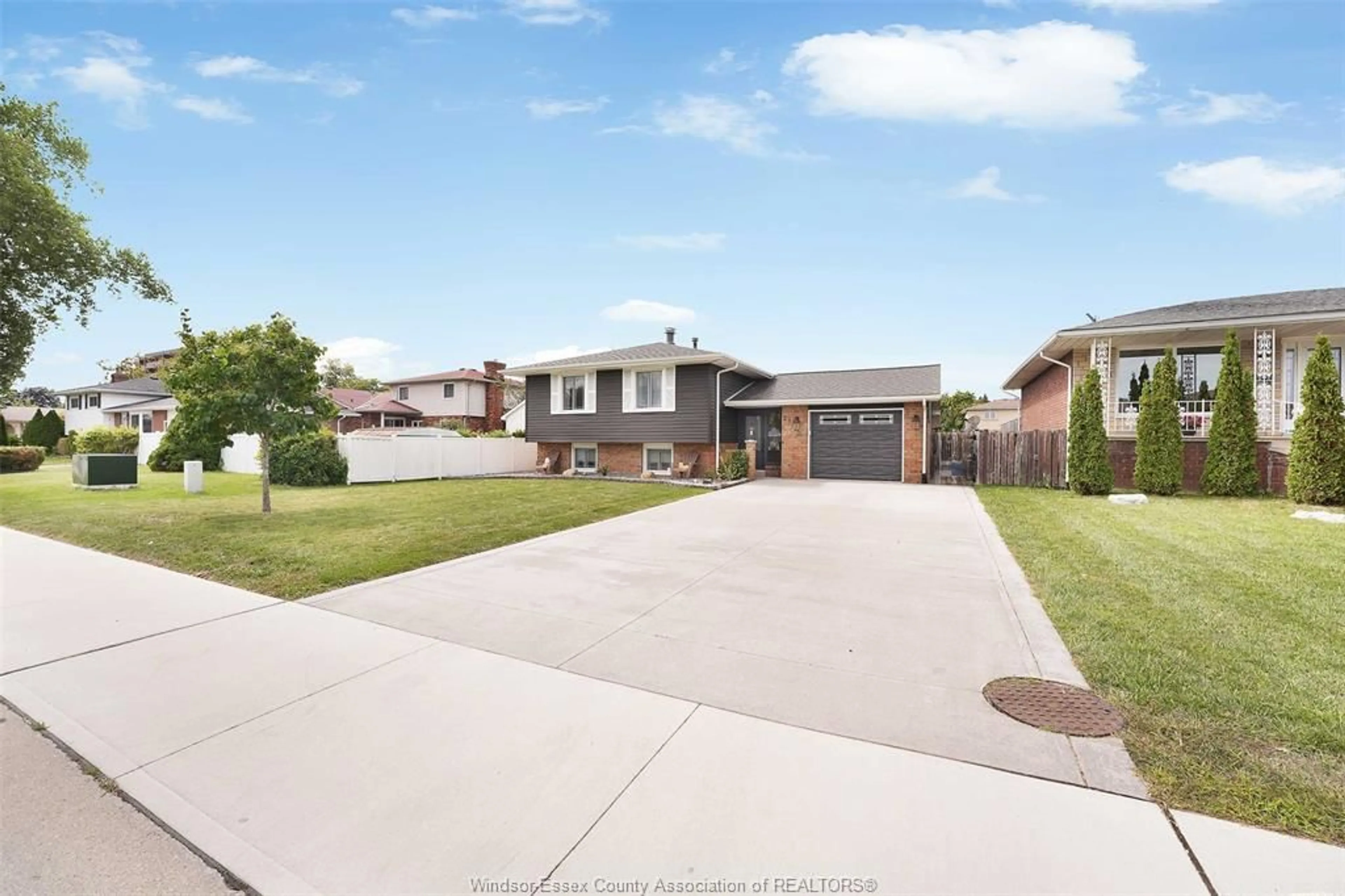 A pic from outside/outdoor area/front of a property/back of a property/a pic from drone, street for 21 CAMELOT Ave, Leamington Ontario N8H 4T7
