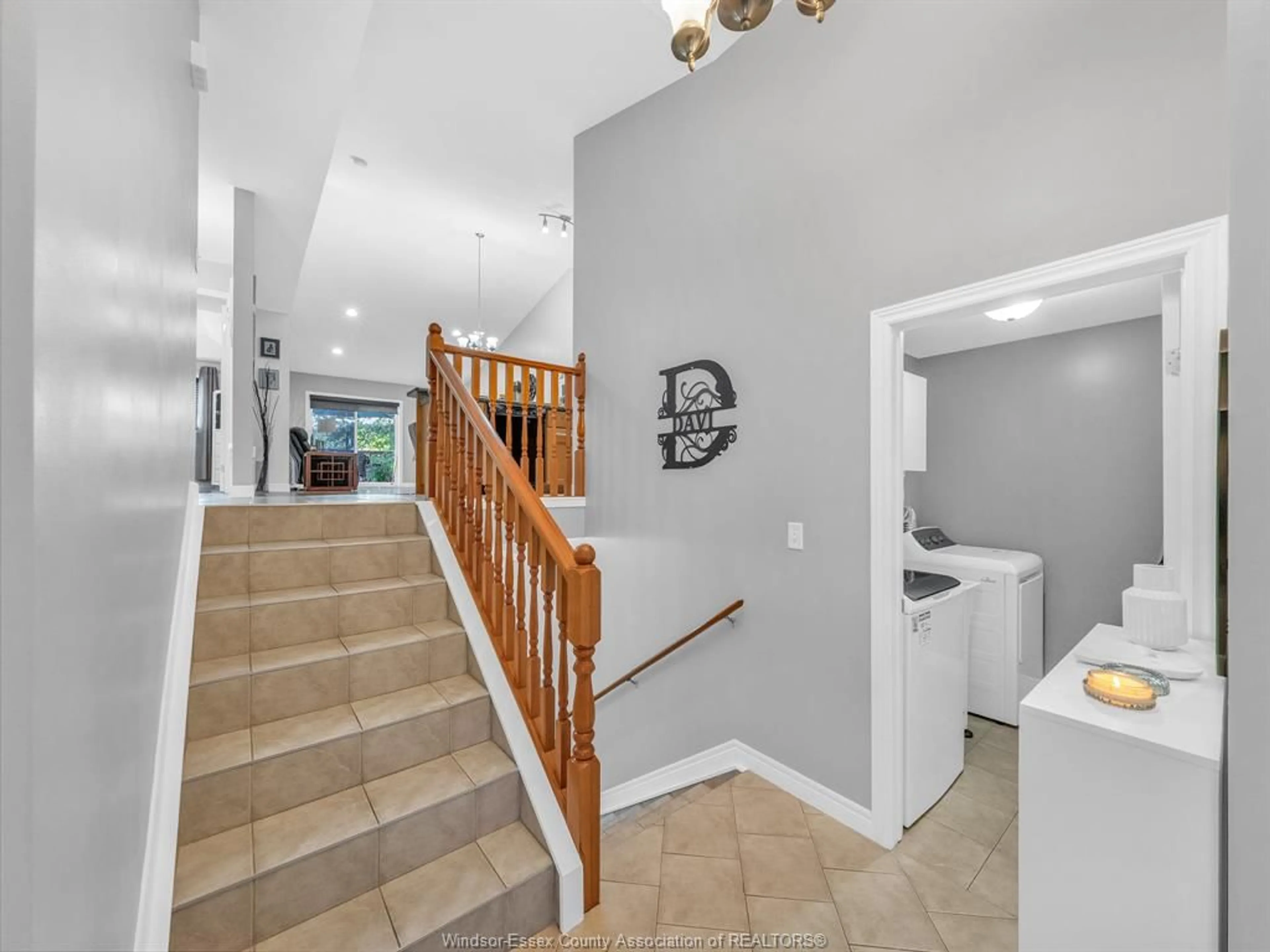 Indoor foyer for 29 Anfred St, Leamington Ontario N8H 5L3