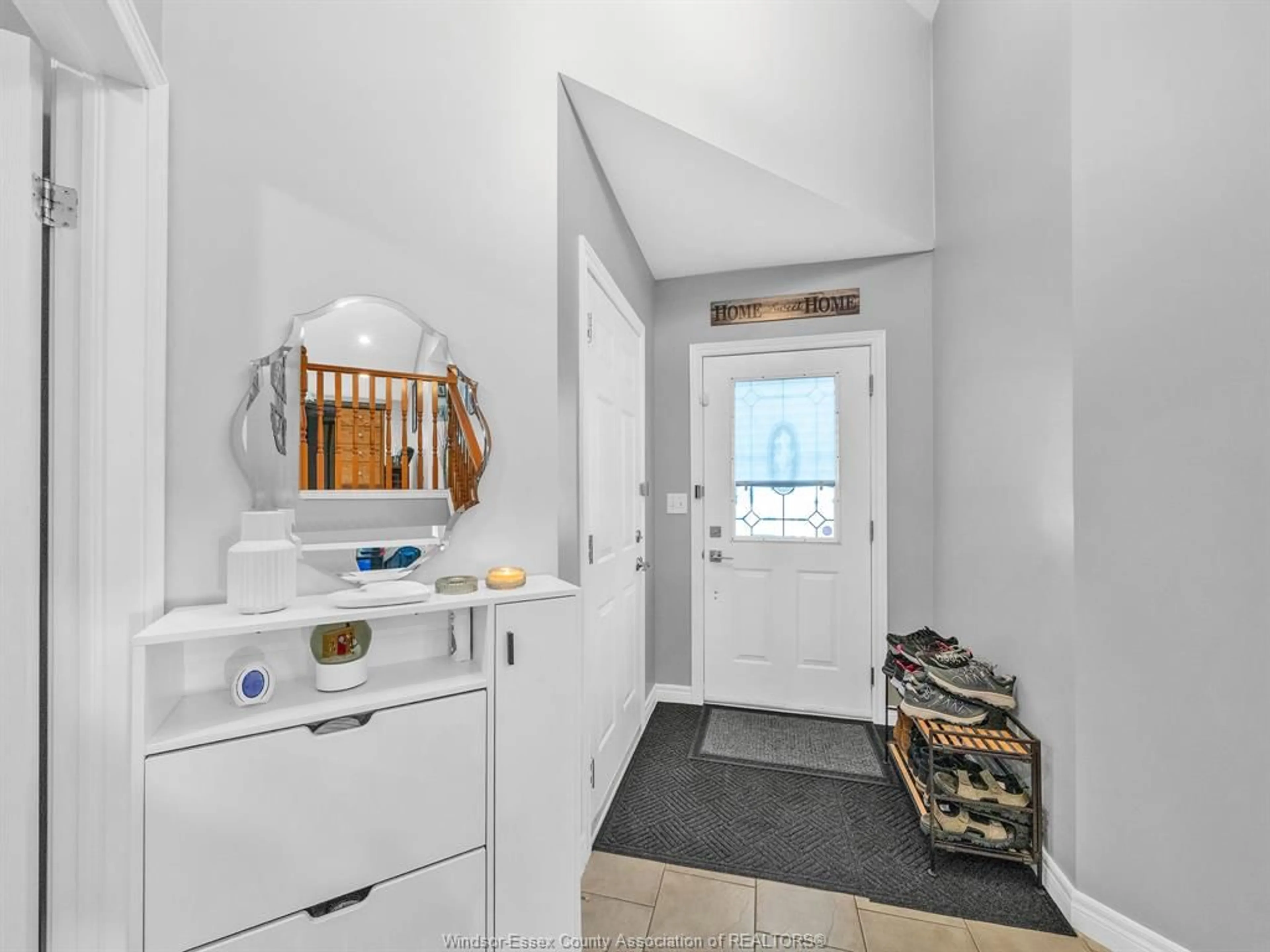 Indoor entryway for 29 Anfred St, Leamington Ontario N8H 5L3