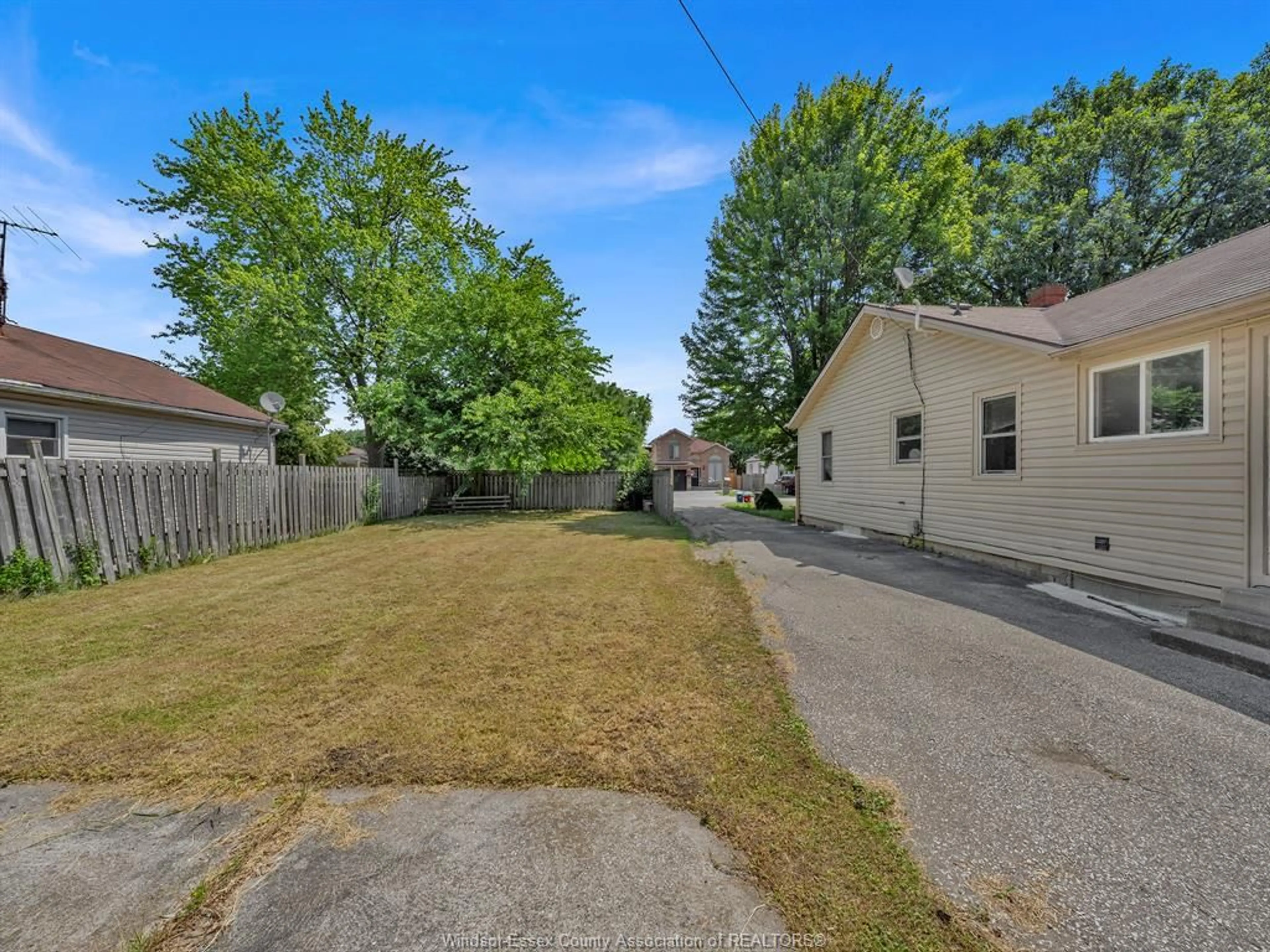 A pic from outside/outdoor area/front of a property/back of a property/a pic from drone, street for V/L TURNER Rd, Windsor Ontario N8W 3M7
