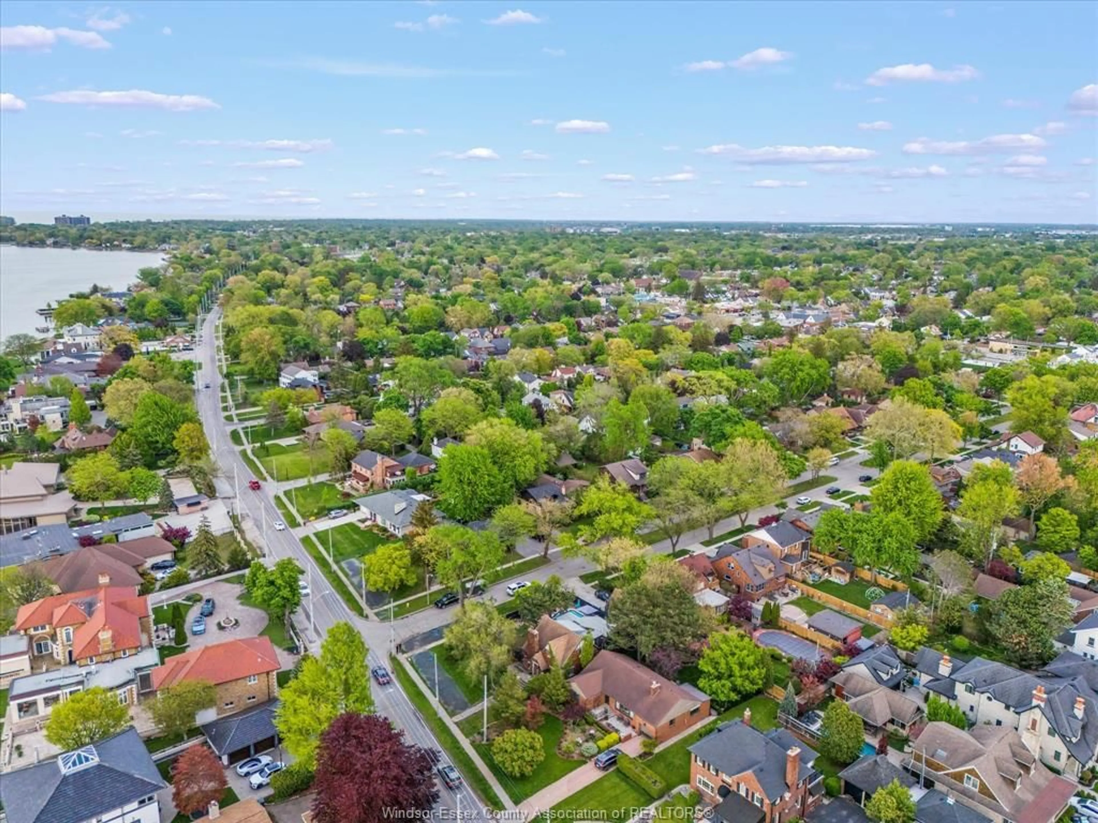 A pic from outside/outdoor area/front of a property/back of a property/a pic from drone, street for 216 THOMPSON Blvd, Windsor Ontario N8S 2G4